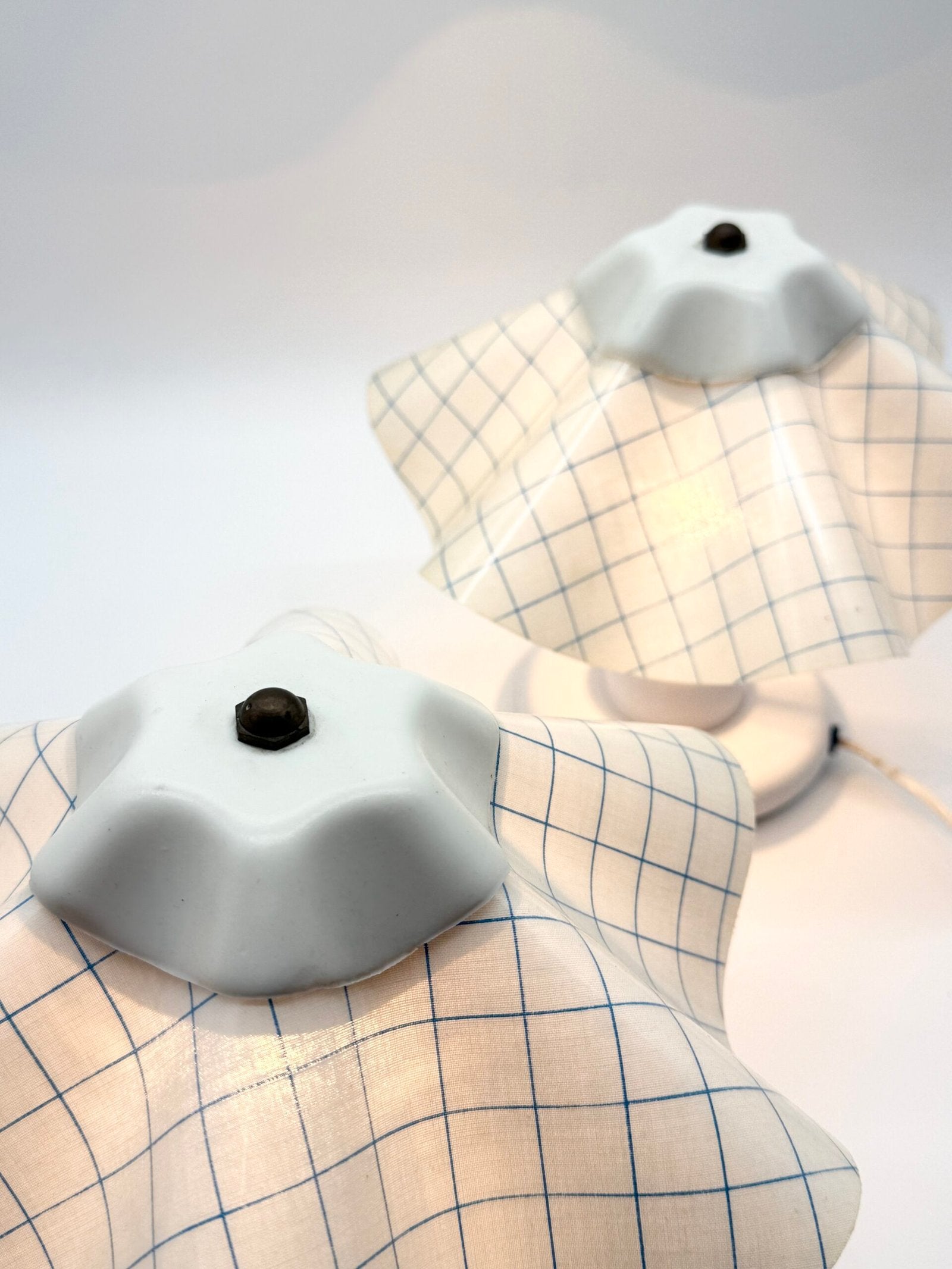 PAIRE DE LAMPES DE TABLE À ABAT-JOUR PLISSÉ – 1980s