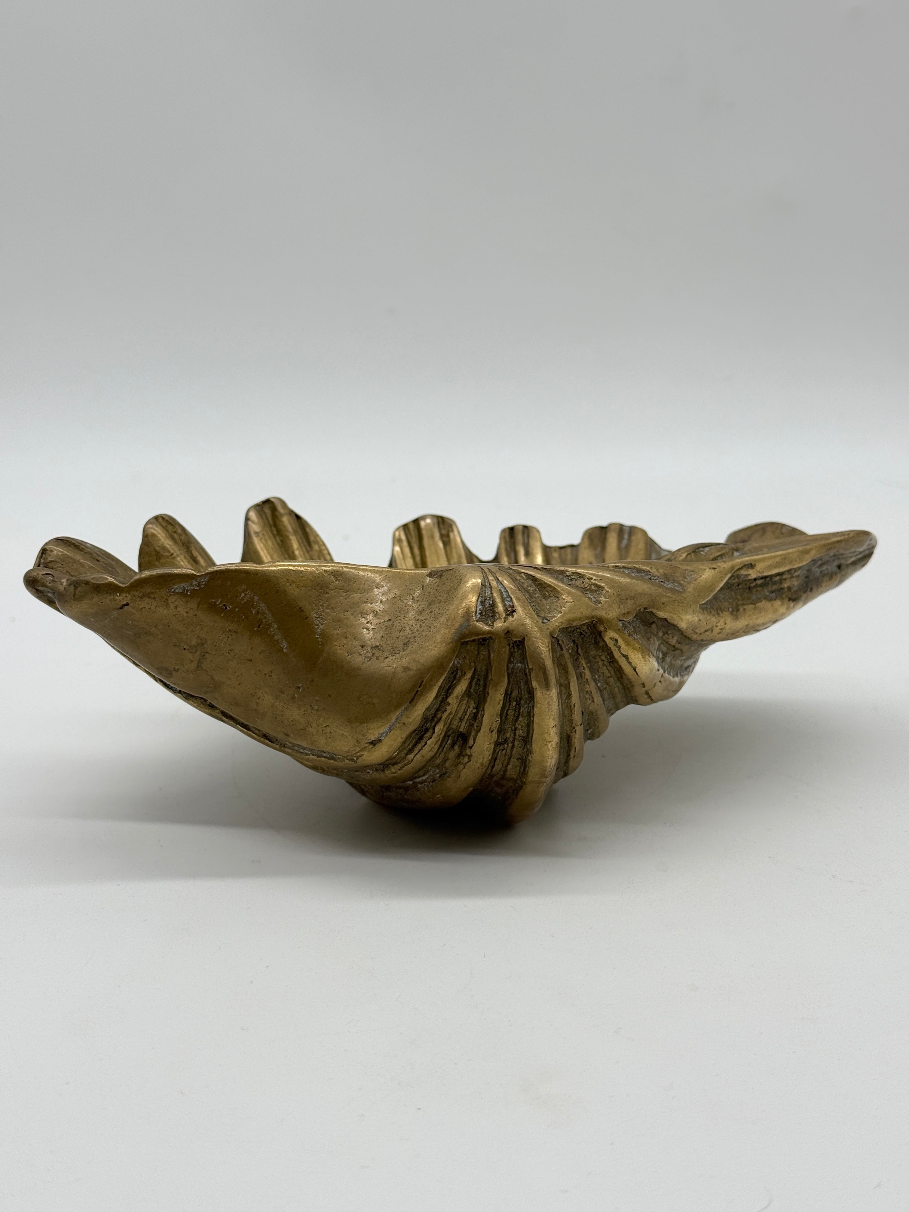 GRAND VIDE-POCHE COQUILLAGE EN LAITON MASSIF — 1950s