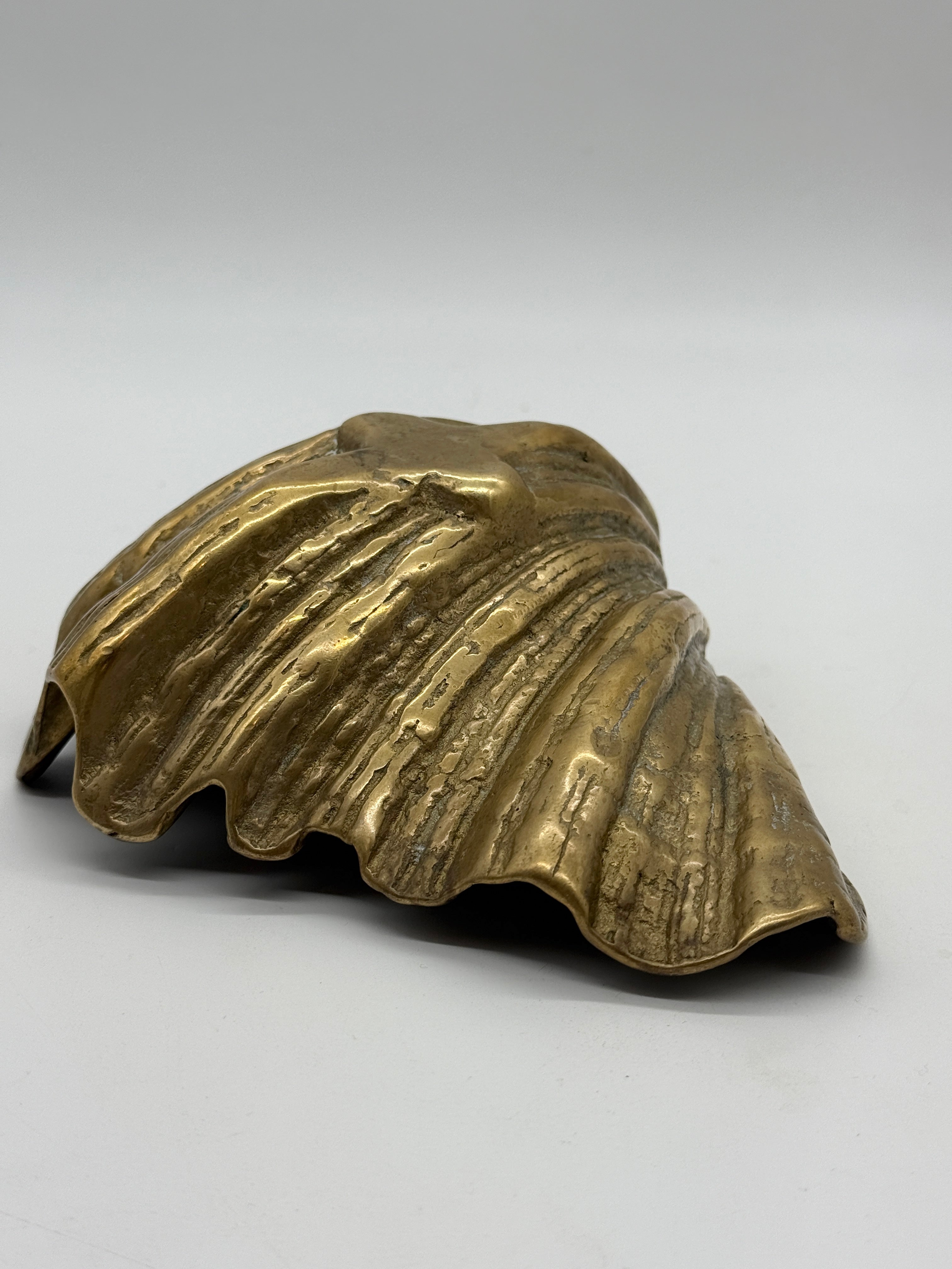 GRAND VIDE-POCHE COQUILLAGE EN LAITON MASSIF — 1950s
