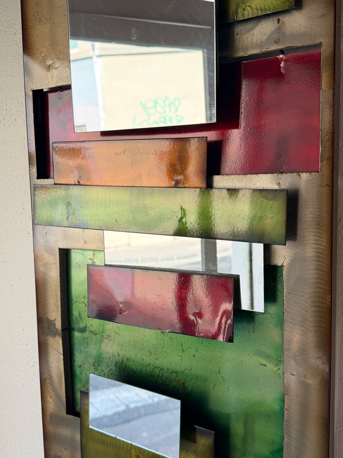 GRAND MIROIR EN MÉTAL "POLYCHROME" — 1970s