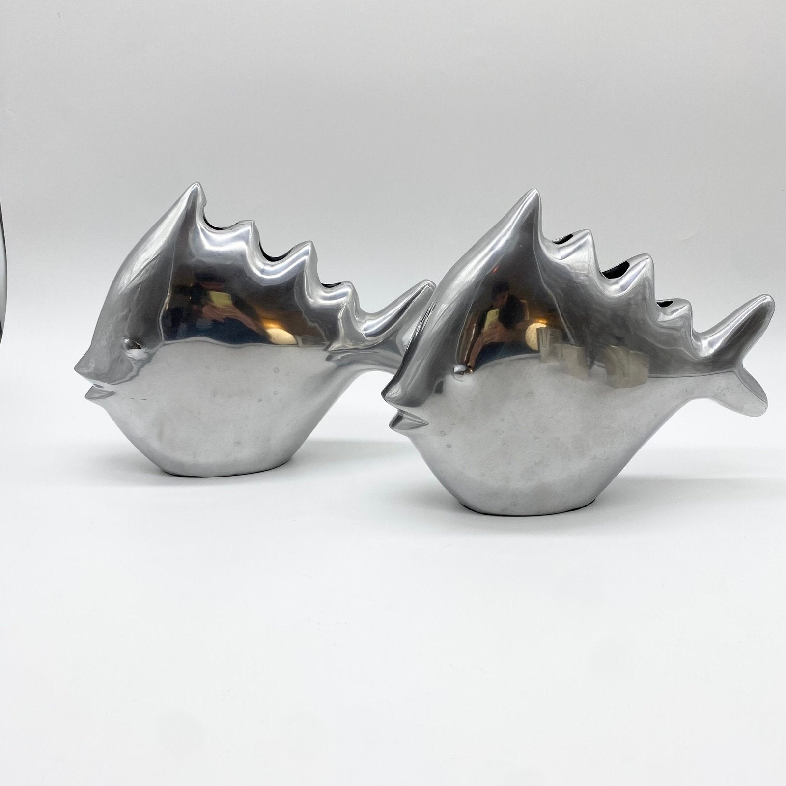PAIRE DE VASES "POISSON" / FONTE D’ALUMINIUM – 1980s