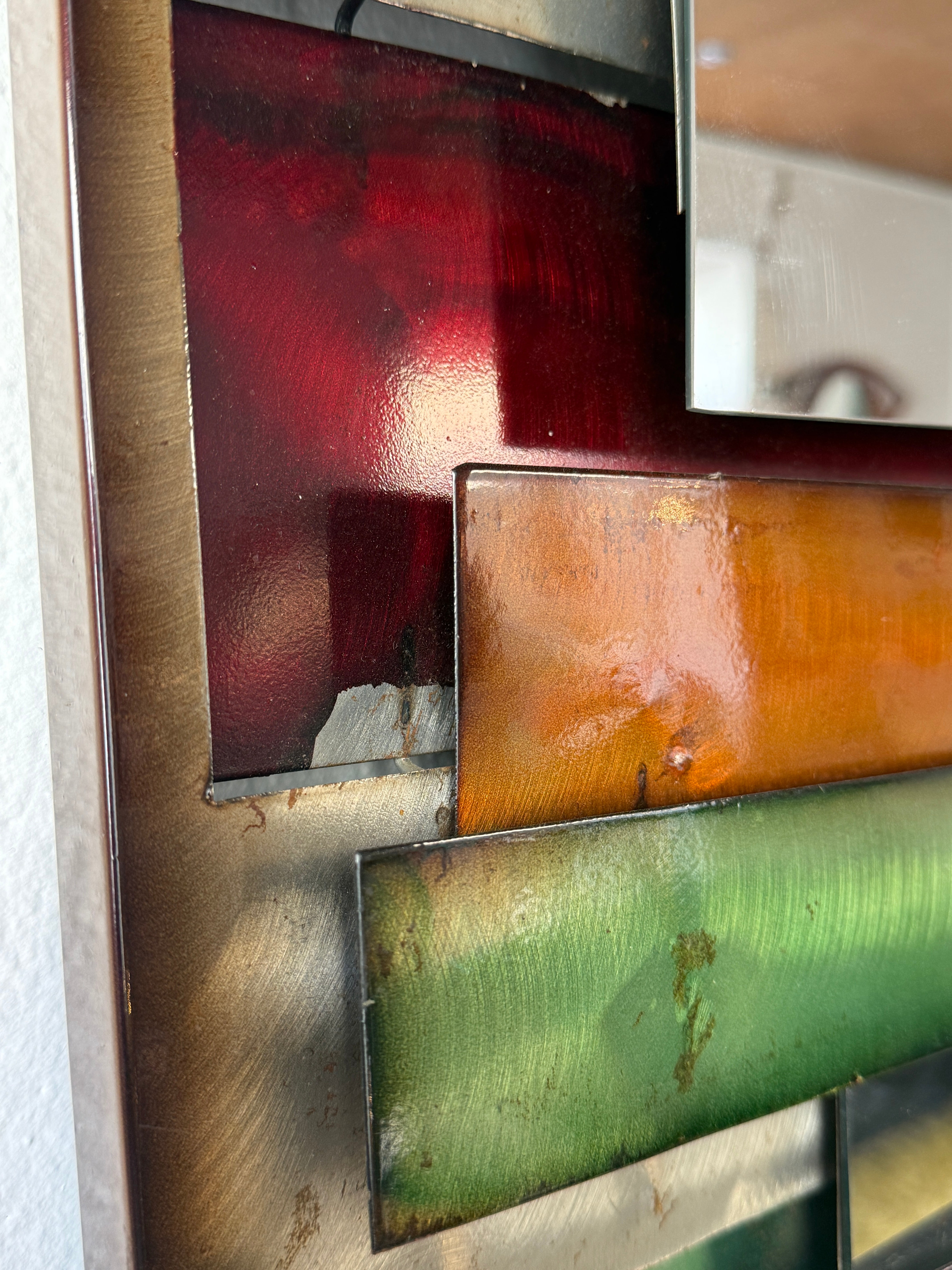 GRAND MIROIR EN MÉTAL "POLYCHROME" — 1970s