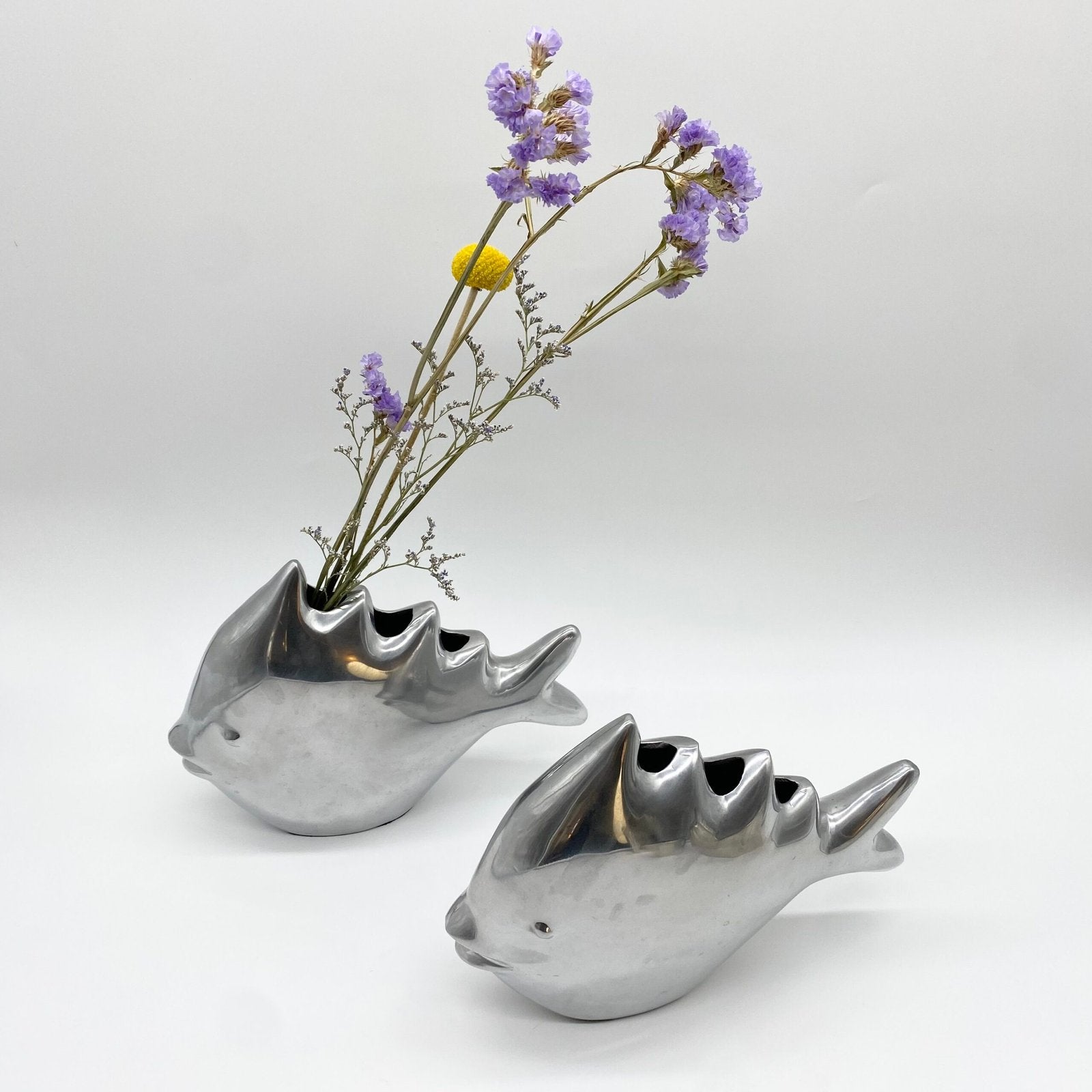 PAIRE DE VASES "POISSON" / FONTE D’ALUMINIUM – 1980s