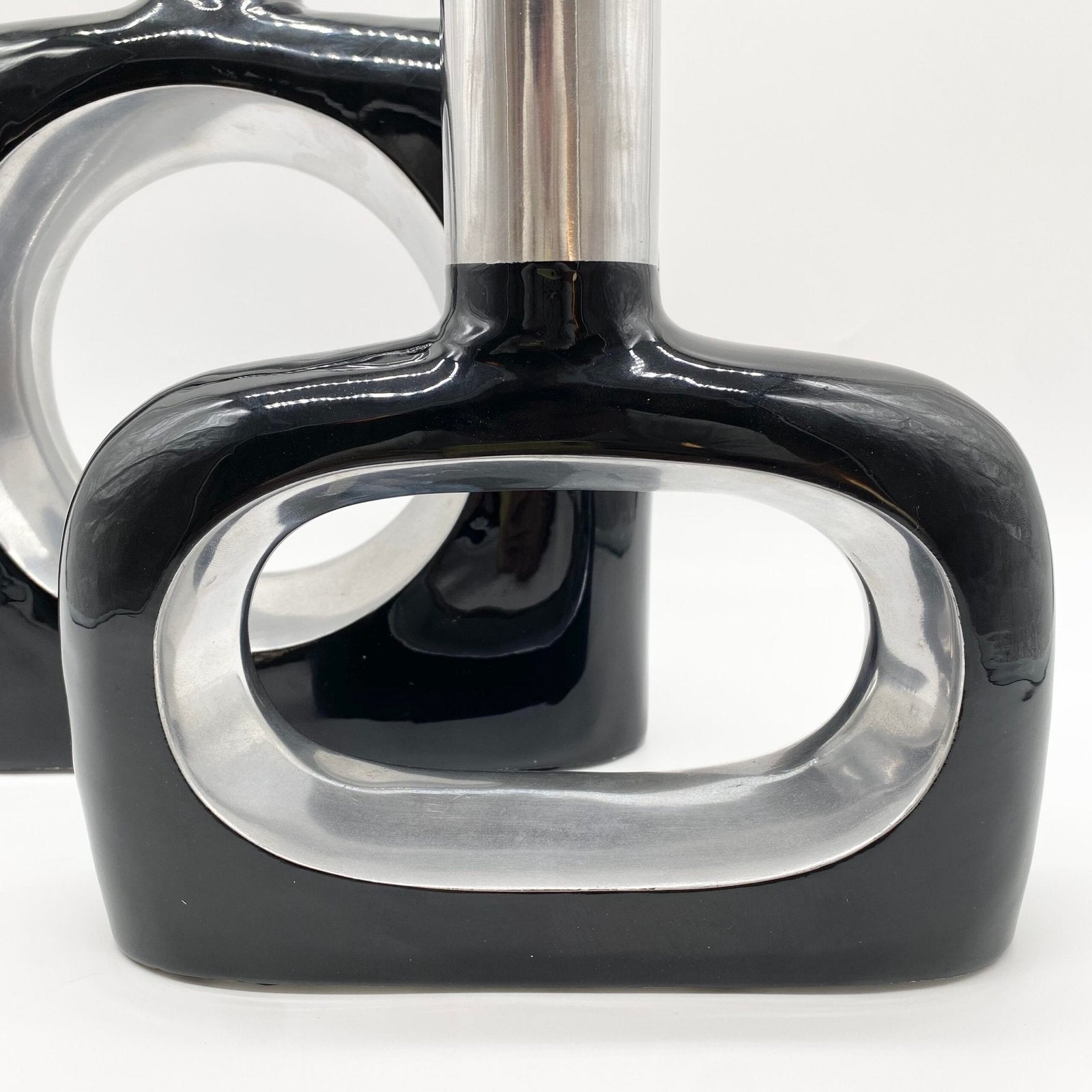 PAIRE DE VASES / FONTE D’ALUMINIUM LAQUÉ NOIR – 1980s