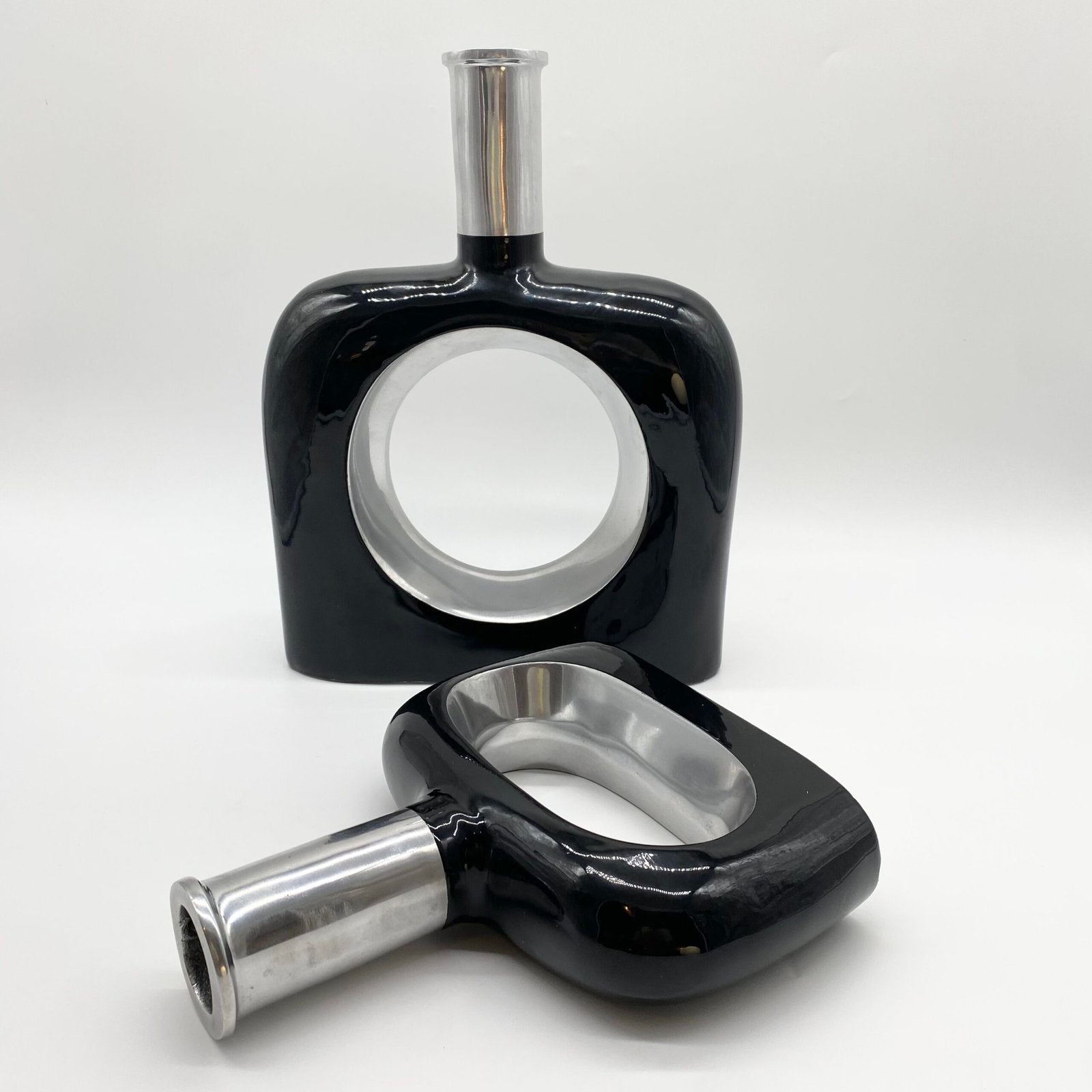 PAIRE DE VASES / FONTE D’ALUMINIUM LAQUÉ NOIR – 1980s