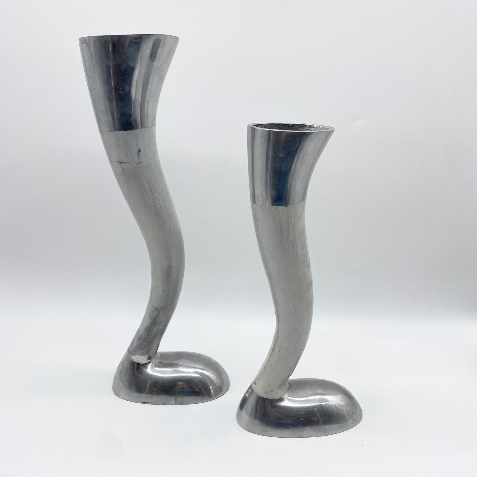 PAIRE DE VASES BIOMORPHIQUES / FONTE D’ALUMINIUM – 1980s
