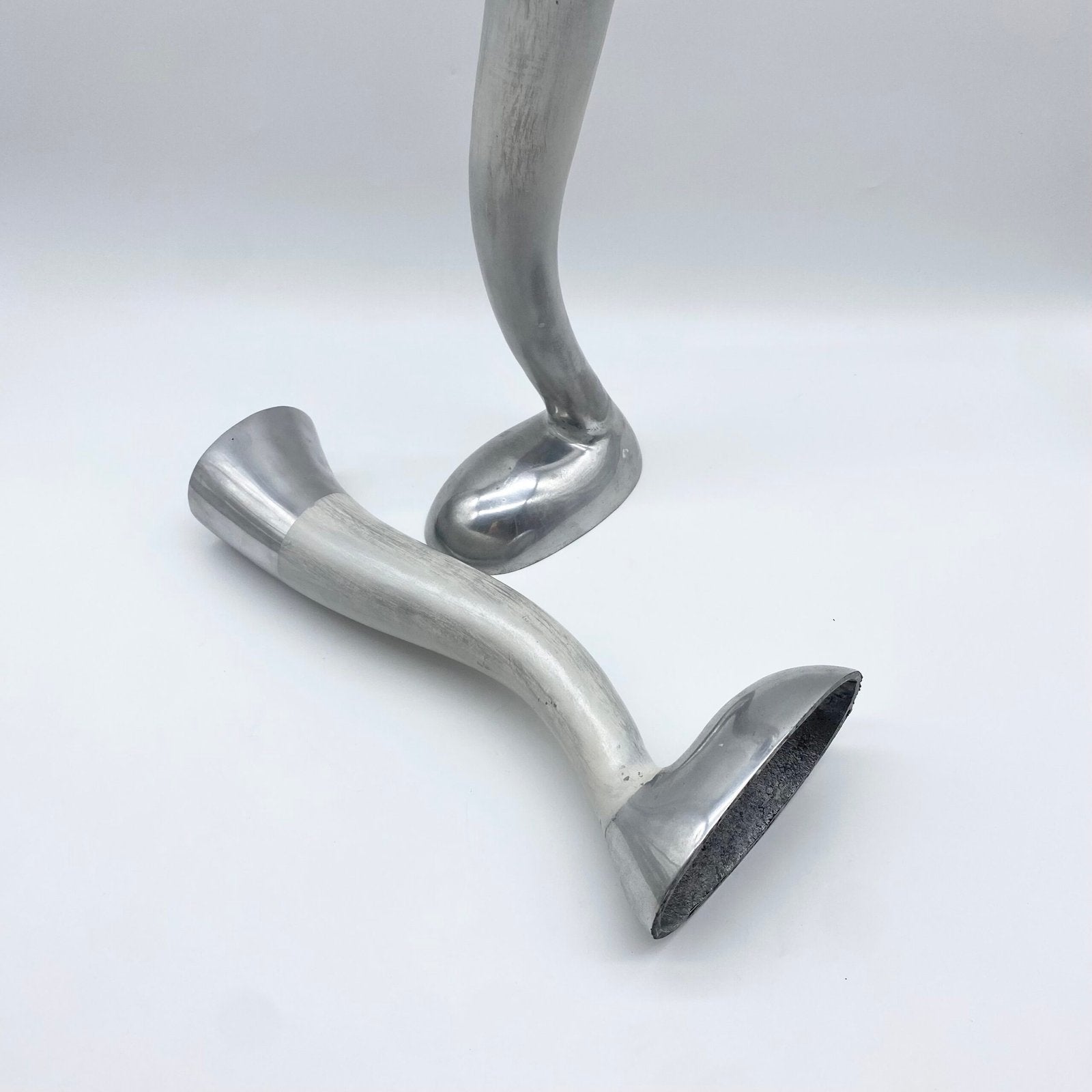 PAIRE DE VASES BIOMORPHIQUES / FONTE D’ALUMINIUM – 1980s