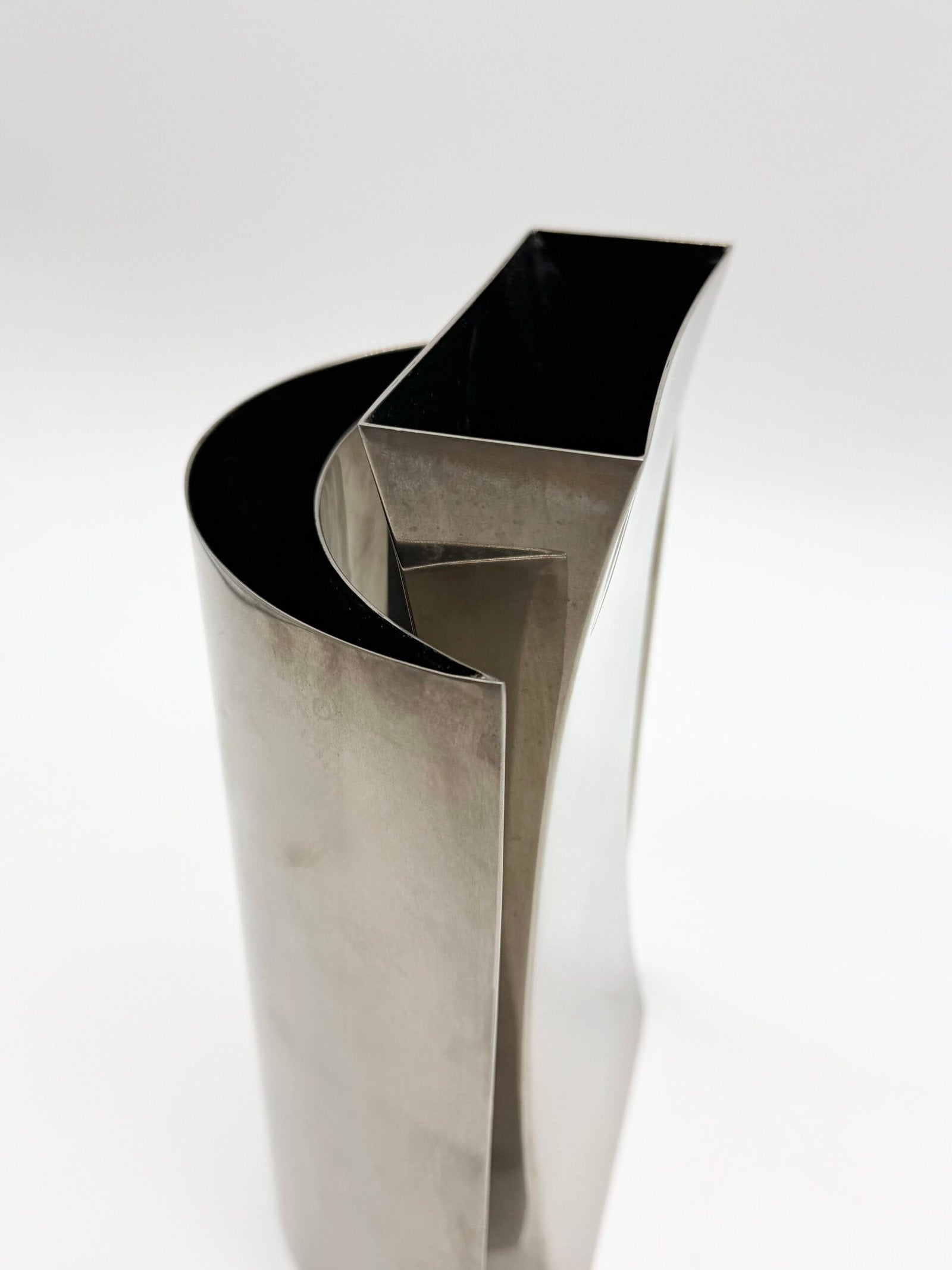 PAIRE DE VASES SCULPTURAUX EN ALU, 1980s