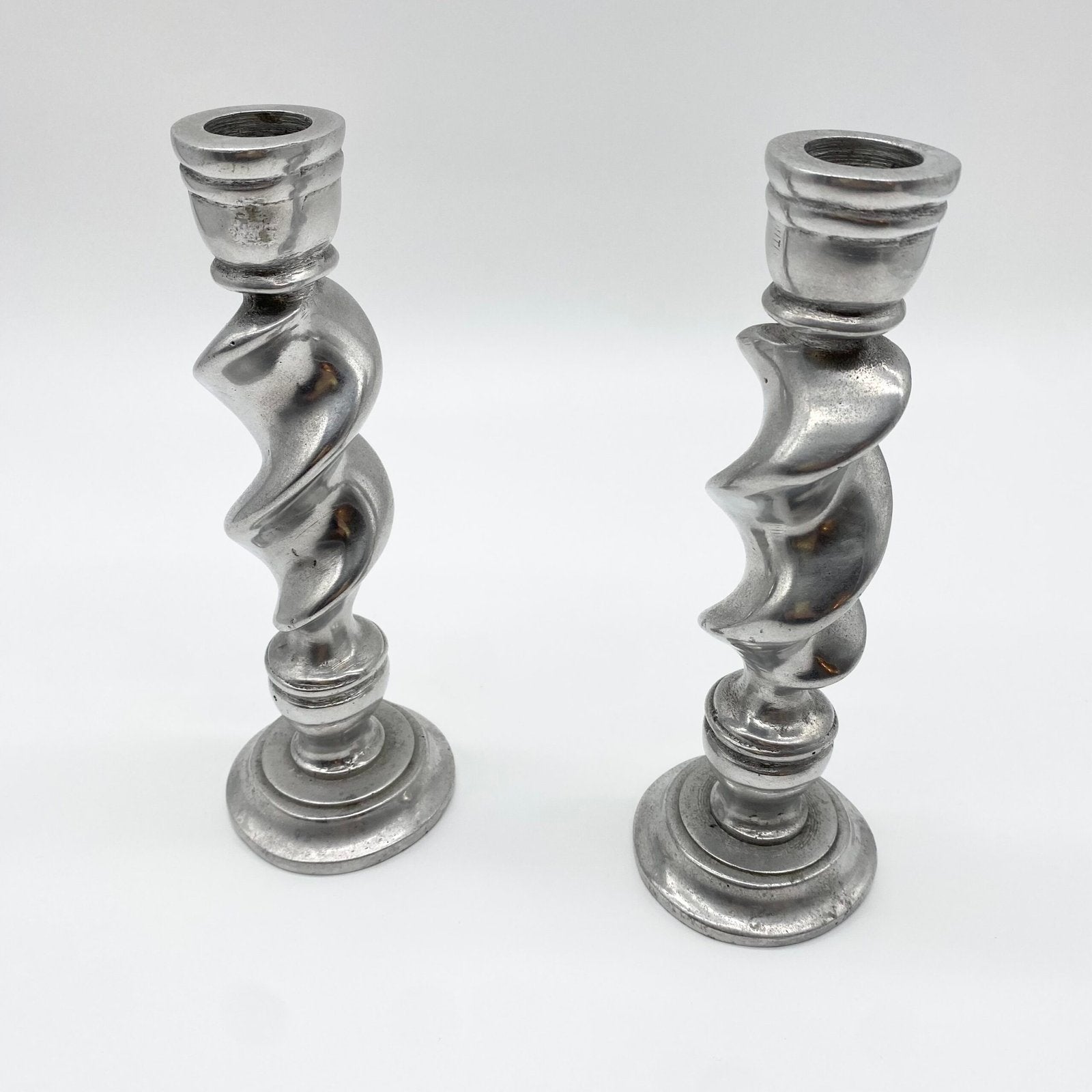 PAIRE DE BOUGEOIRS "TORSADÉ" – FONTE D’ALUMINIUM, 1970s