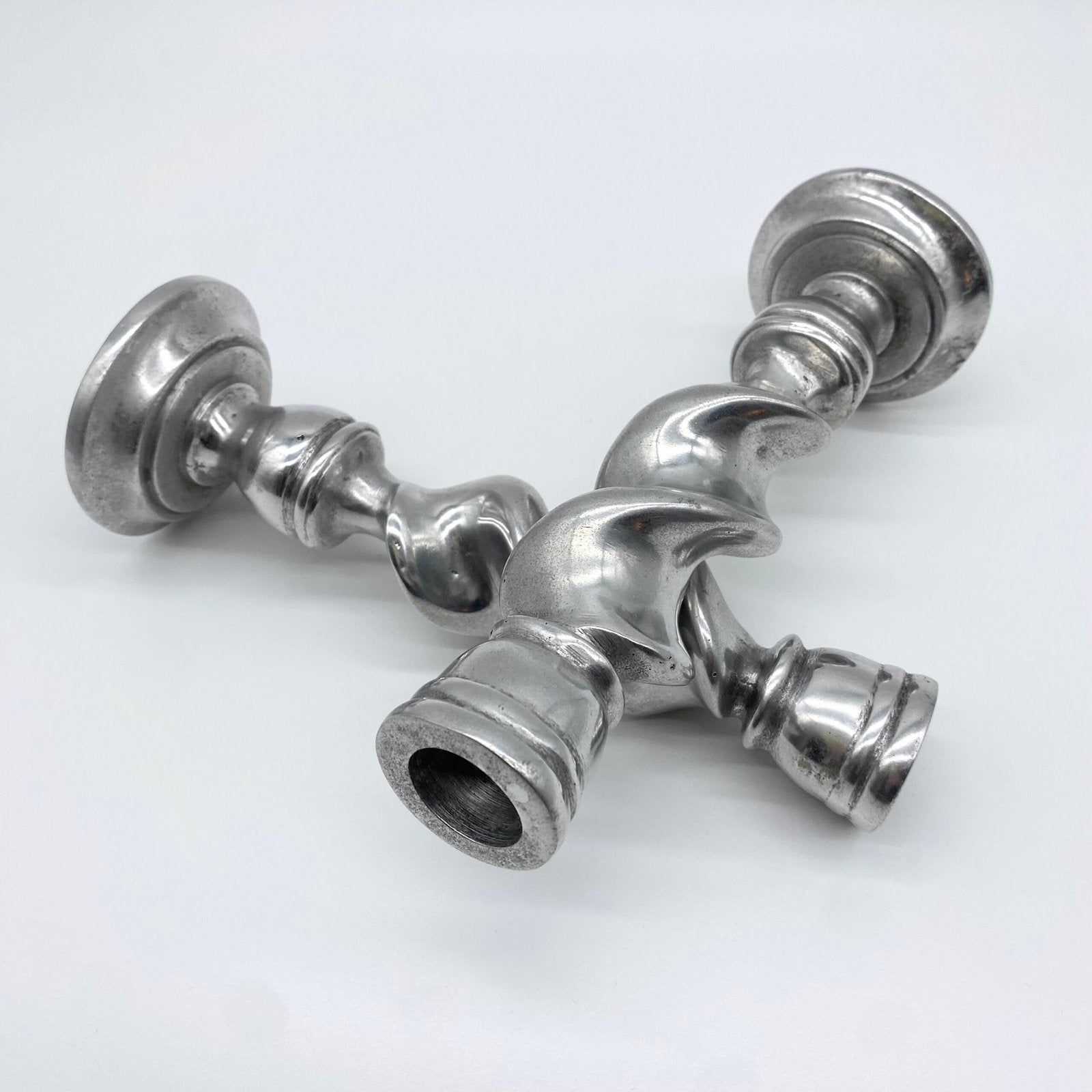 PAIRE DE BOUGEOIRS "TORSADÉ" – FONTE D’ALUMINIUM, 1970s