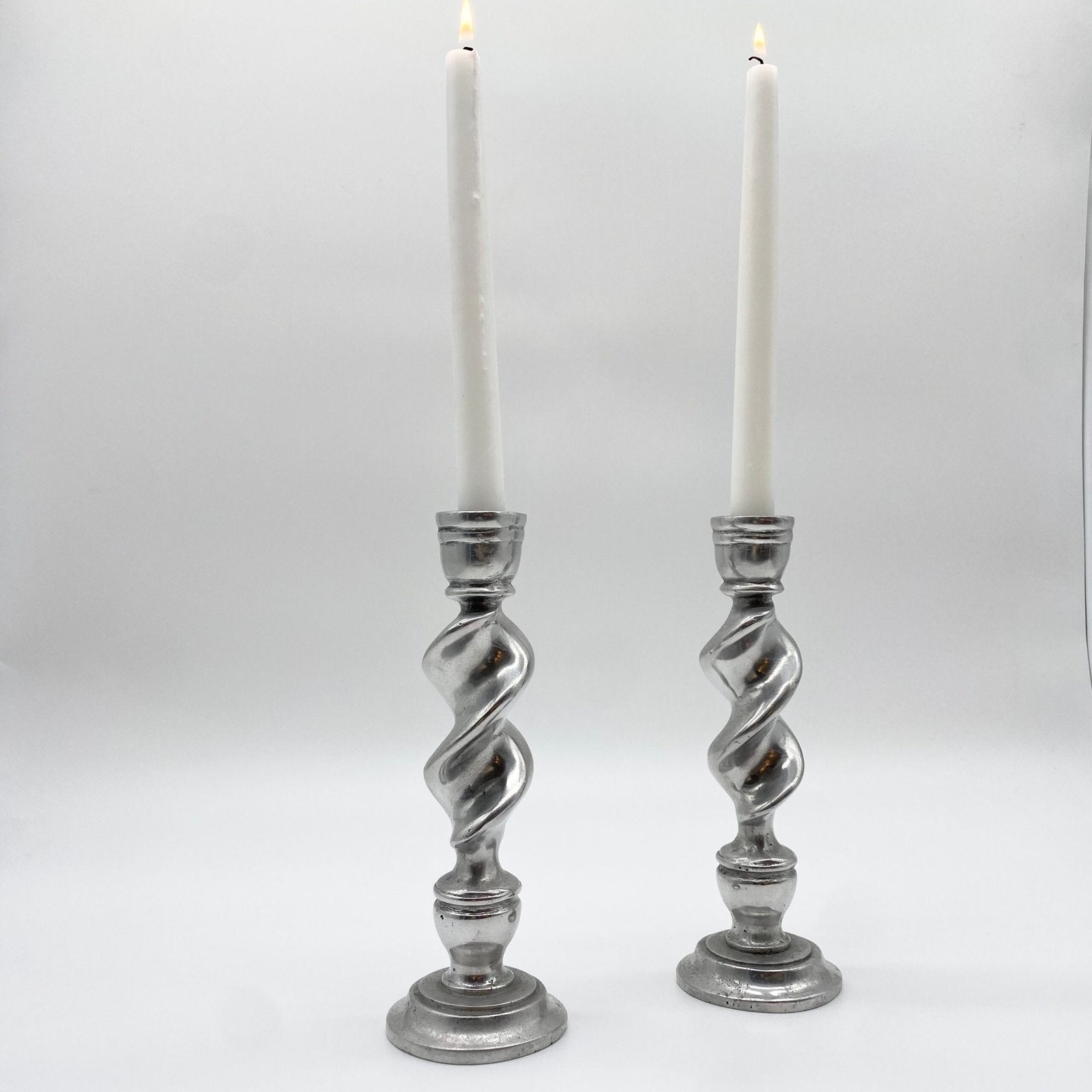 PAIRE DE BOUGEOIRS "TORSADÉ" – FONTE D’ALUMINIUM, 1970s