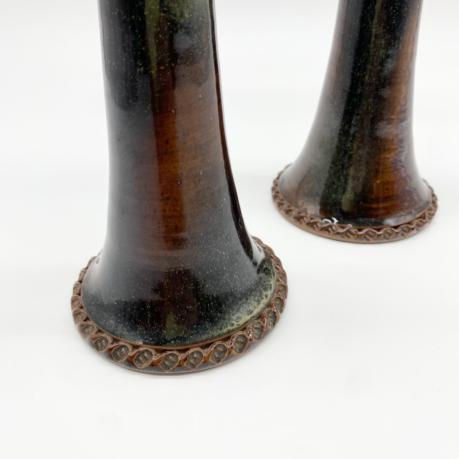 PAIRE DE BOUGEOIRS CÉRAMIQUE – "MOUTHIERS-SUR-BOËME", 1960s