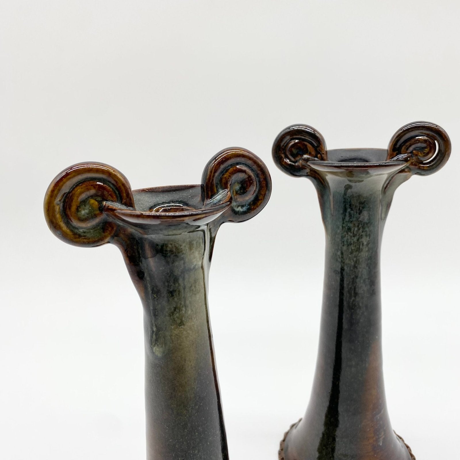 PAIRE DE BOUGEOIRS CÉRAMIQUE – "MOUTHIERS-SUR-BOËME", 1960s