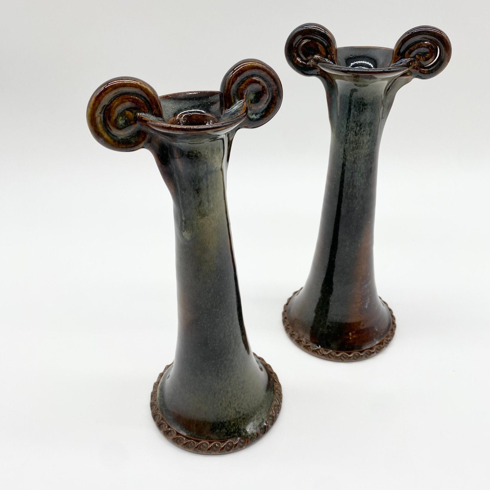 PAIRE DE BOUGEOIRS CÉRAMIQUE – "MOUTHIERS-SUR-BOËME", 1960s