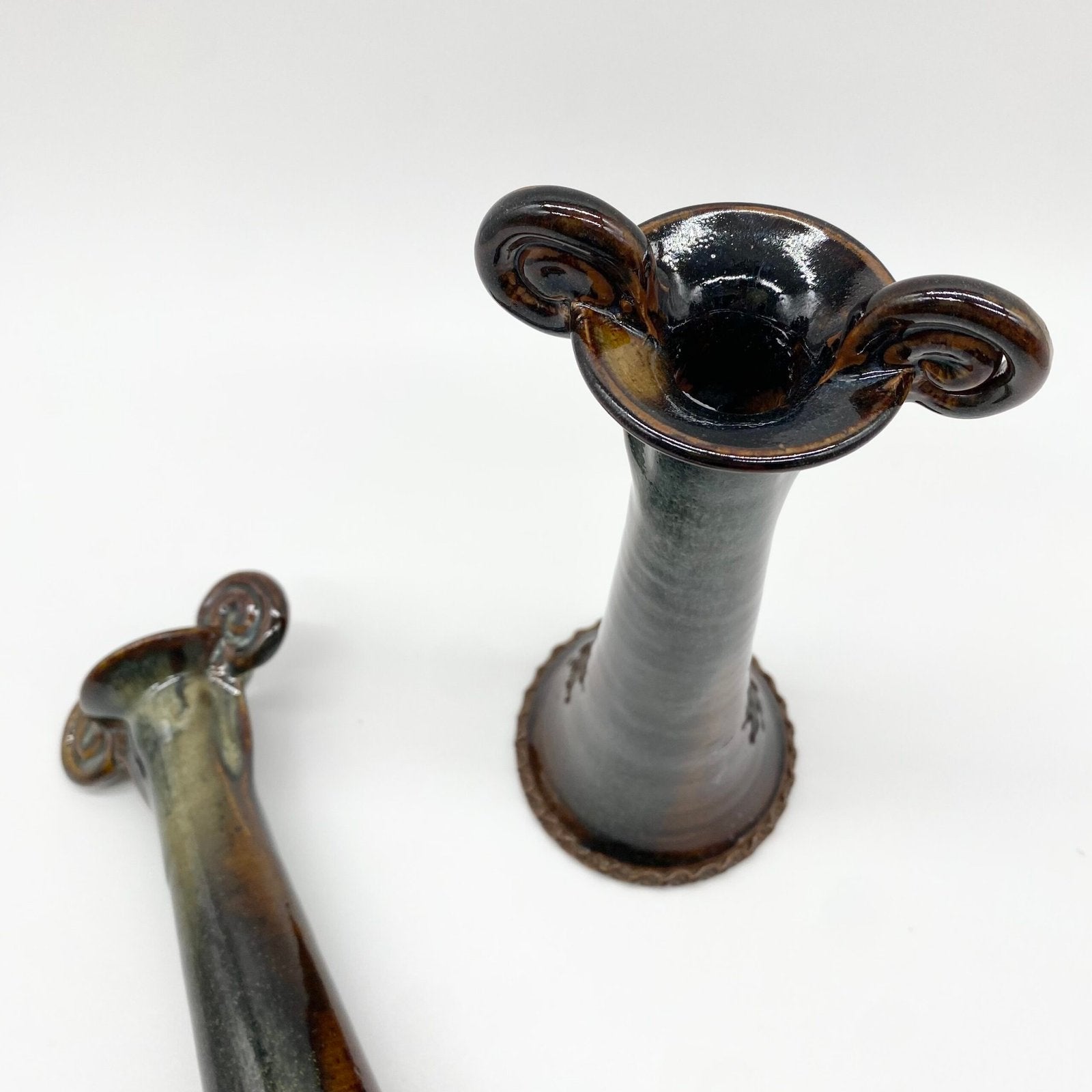 PAIRE DE BOUGEOIRS CÉRAMIQUE – "MOUTHIERS-SUR-BOËME", 1960s