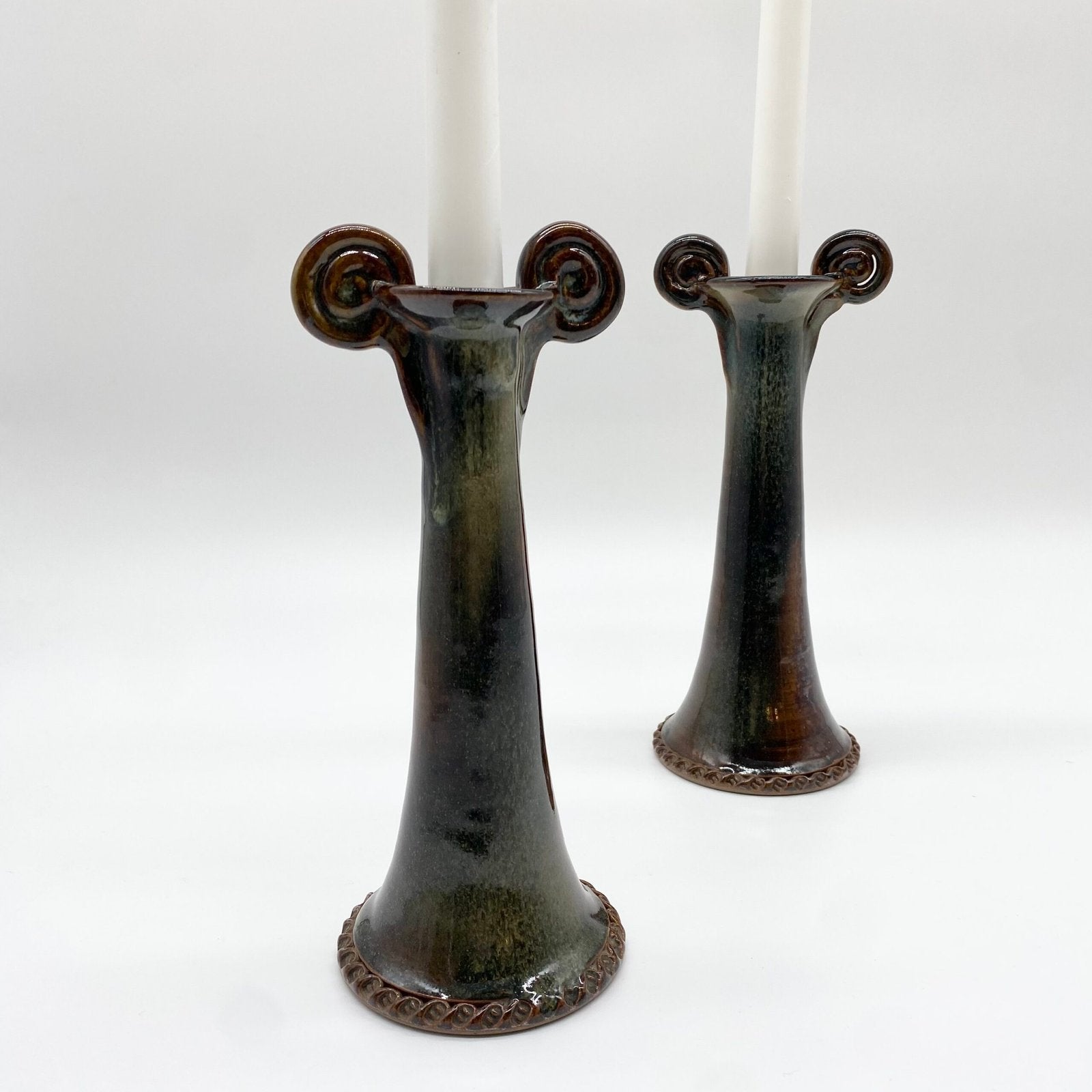 PAIRE DE BOUGEOIRS CÉRAMIQUE – "MOUTHIERS-SUR-BOËME", 1960s