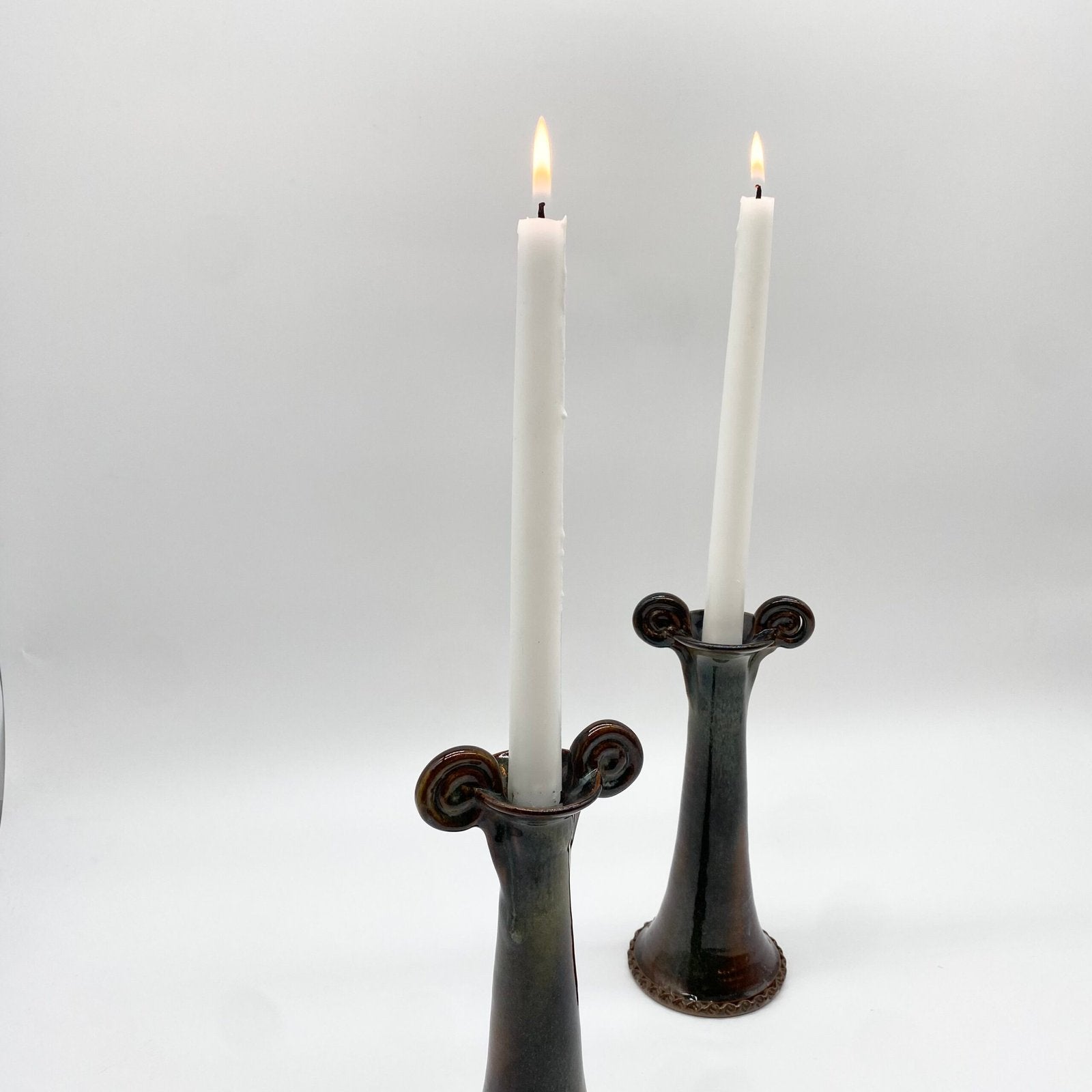 PAIRE DE BOUGEOIRS CÉRAMIQUE – "MOUTHIERS-SUR-BOËME", 1960s