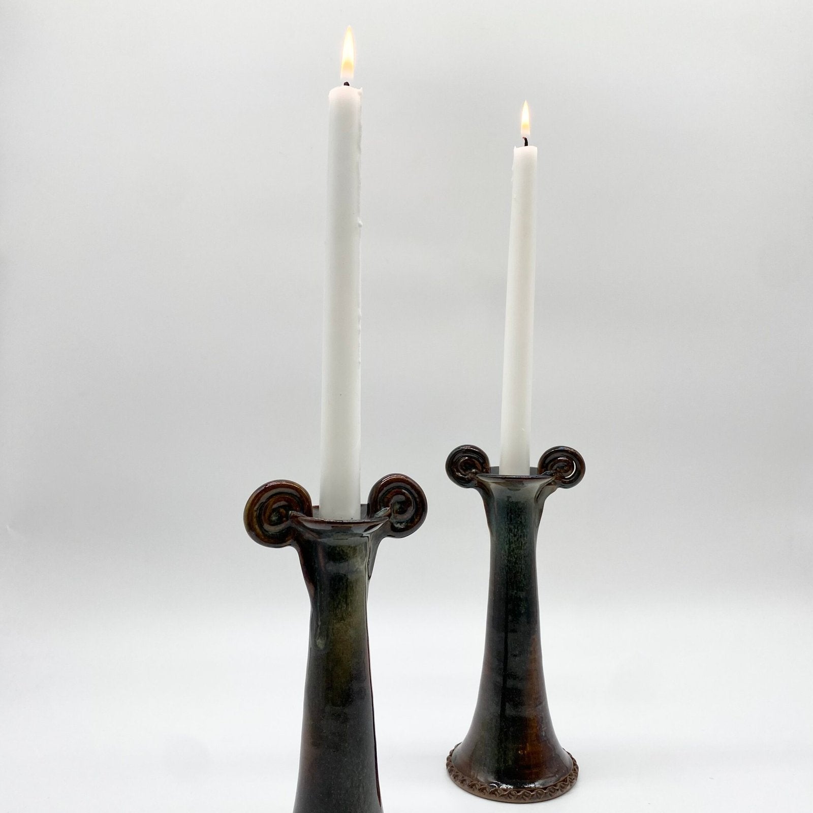 PAIRE DE BOUGEOIRS CÉRAMIQUE – "MOUTHIERS-SUR-BOËME", 1960s