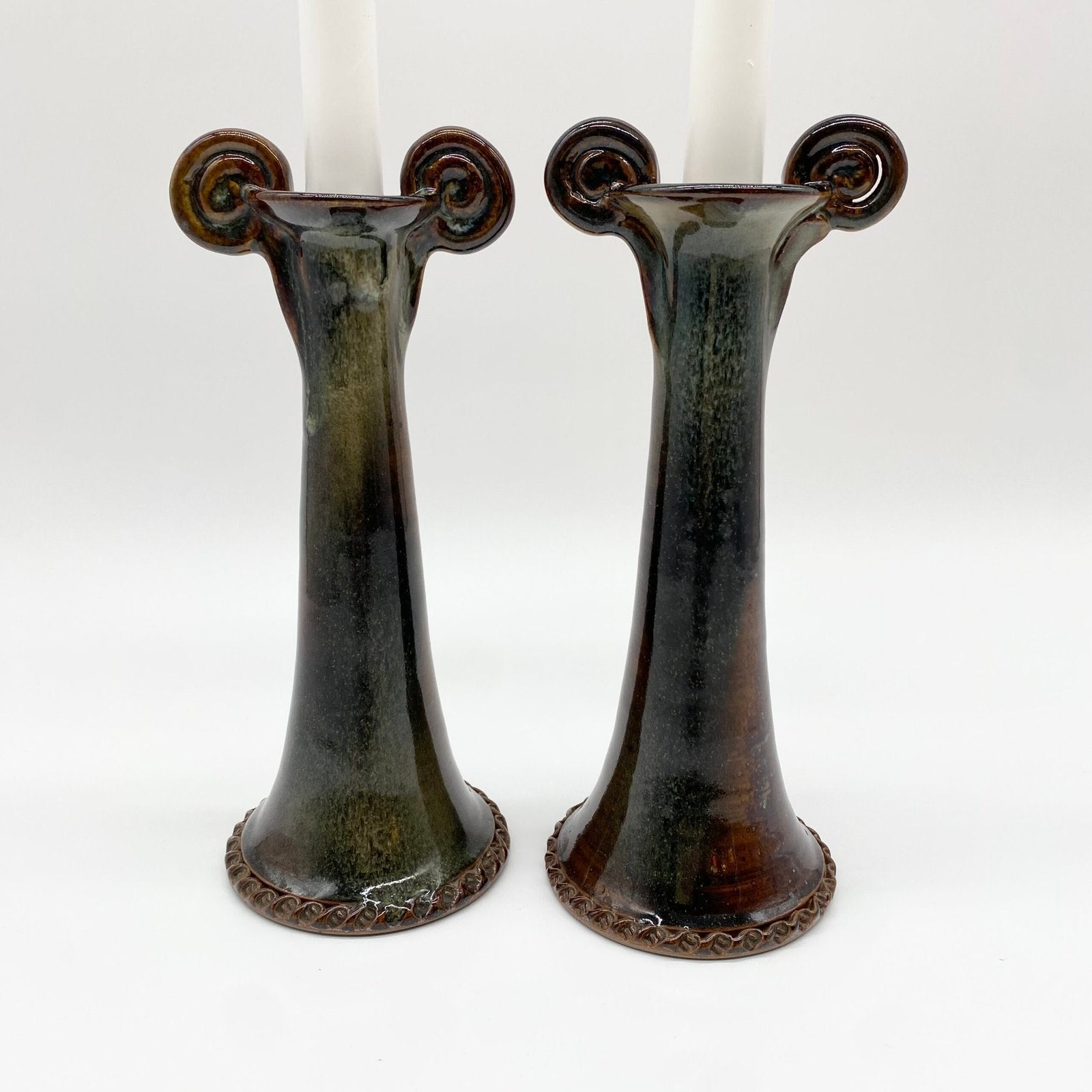 PAIRE DE BOUGEOIRS CÉRAMIQUE – "MOUTHIERS-SUR-BOËME", 1960s