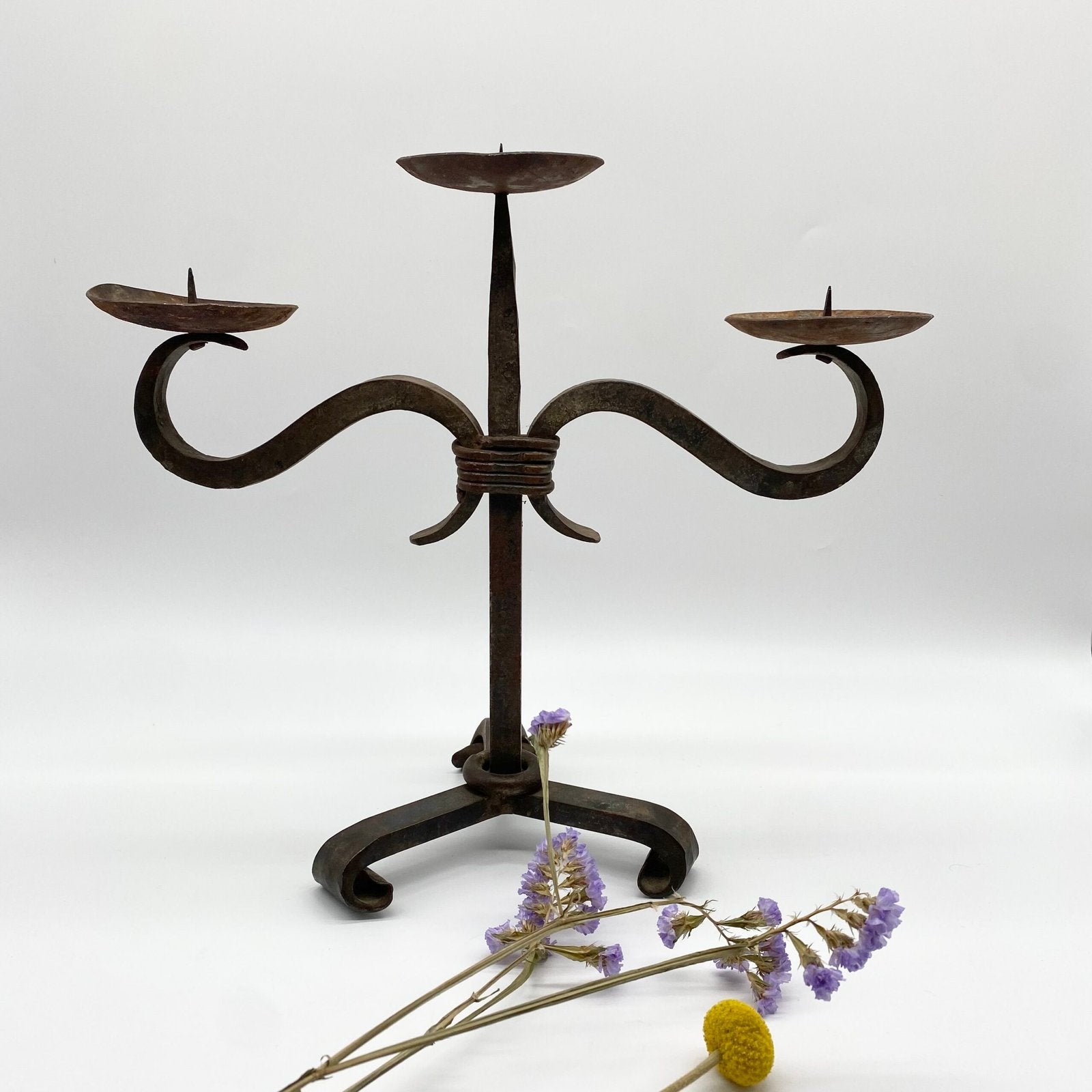 CHANDELIER BRUTALISTE / FER FORGÉ – TRAVAIL ARTISANAL