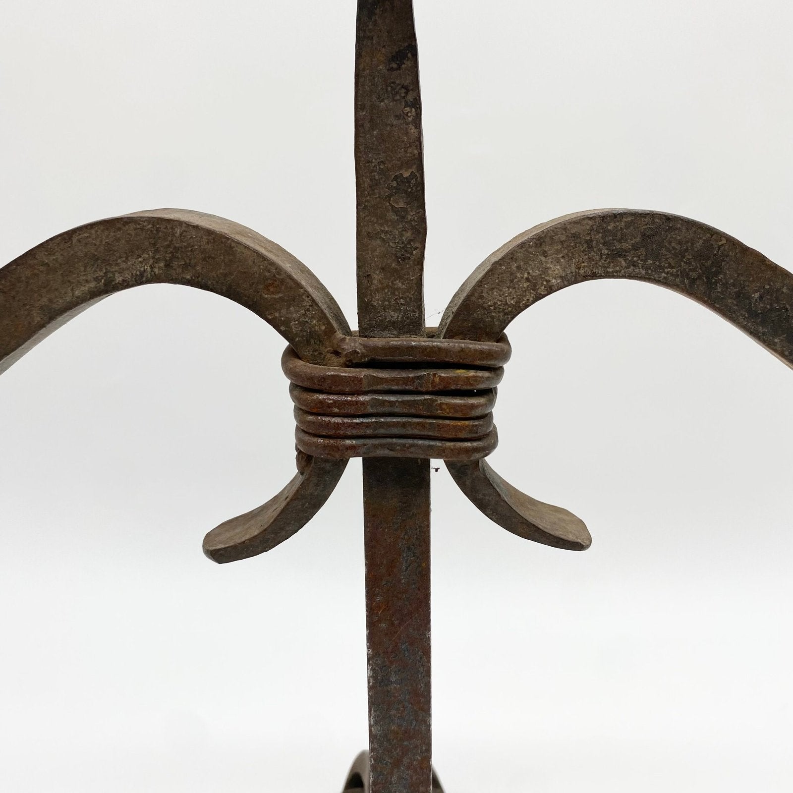 CHANDELIER BRUTALISTE / FER FORGÉ – TRAVAIL ARTISANAL