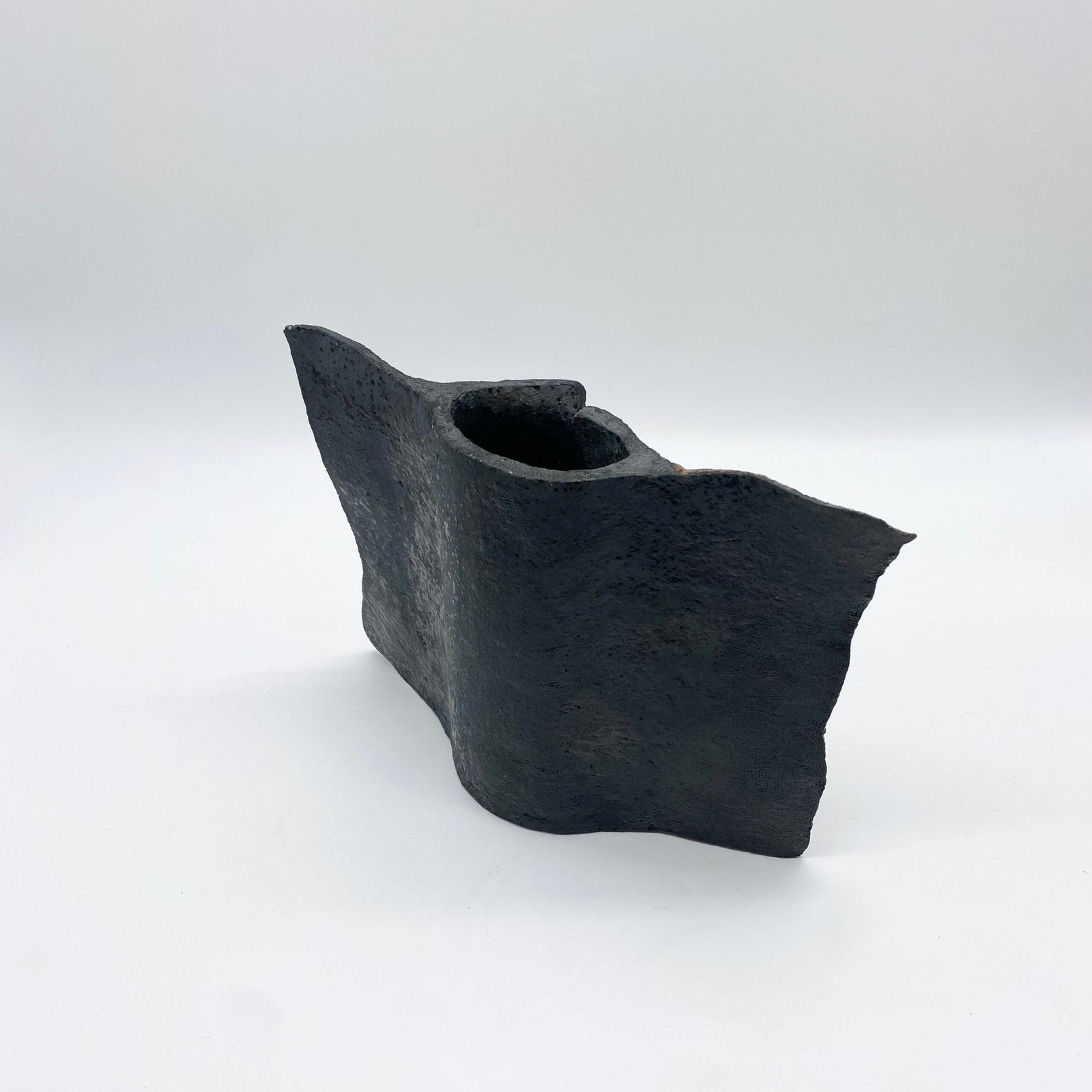 VASE RÉVERSIBLE "NOIR CHARBON" / BRUTALISTE