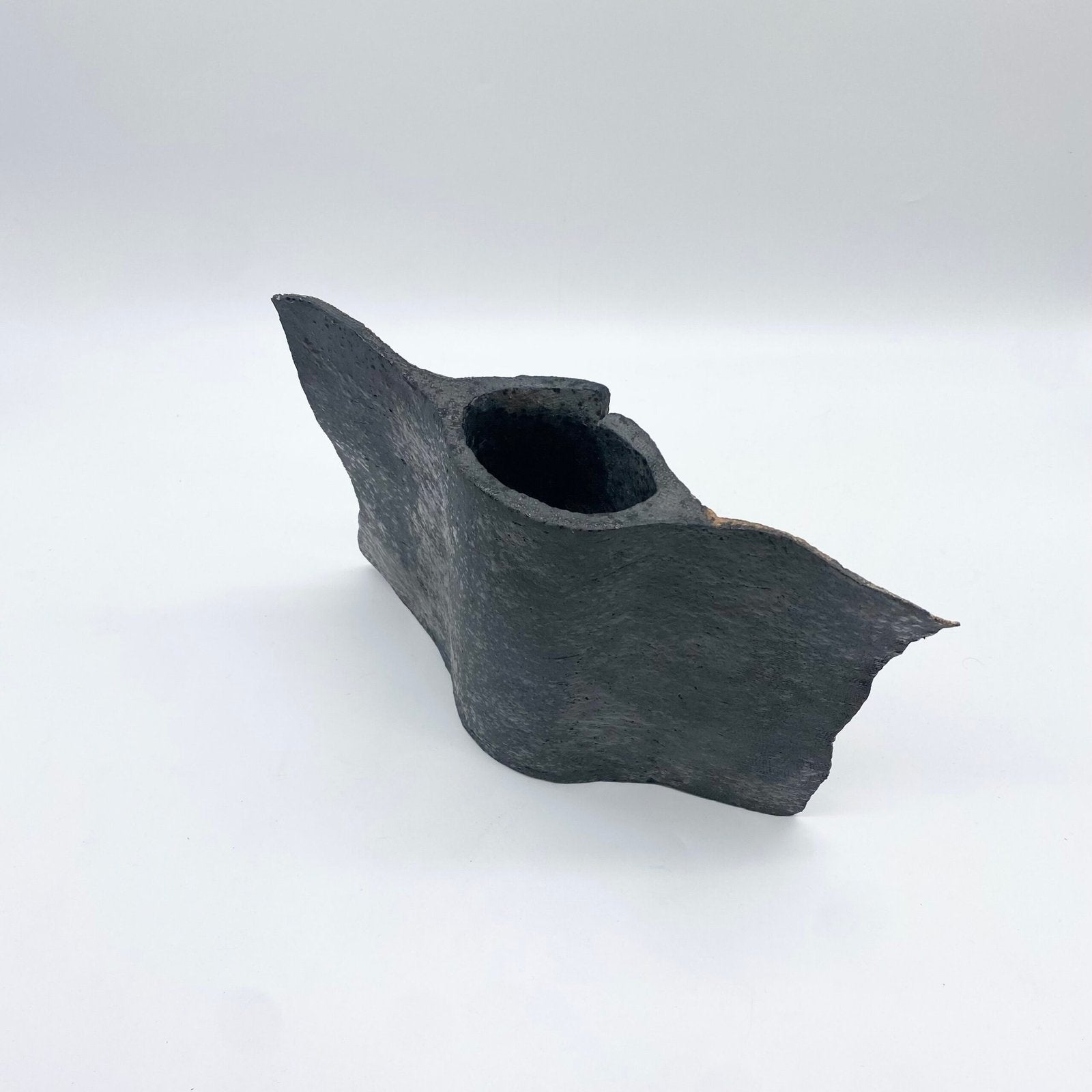 VASE RÉVERSIBLE "NOIR CHARBON" / BRUTALISTE