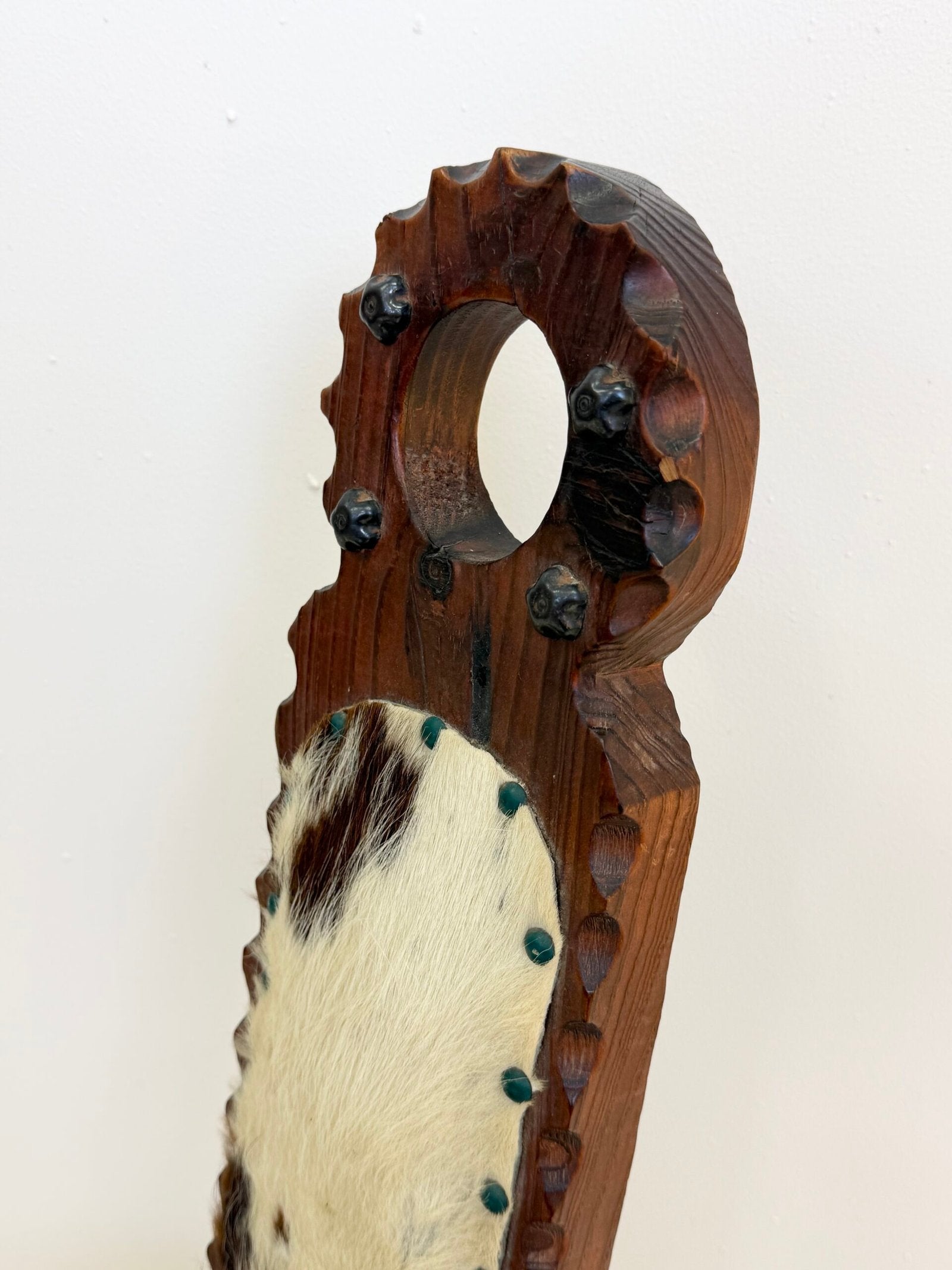 CHAISE SCULPTÉE EN BOIS ET PEAU — 1950–1970