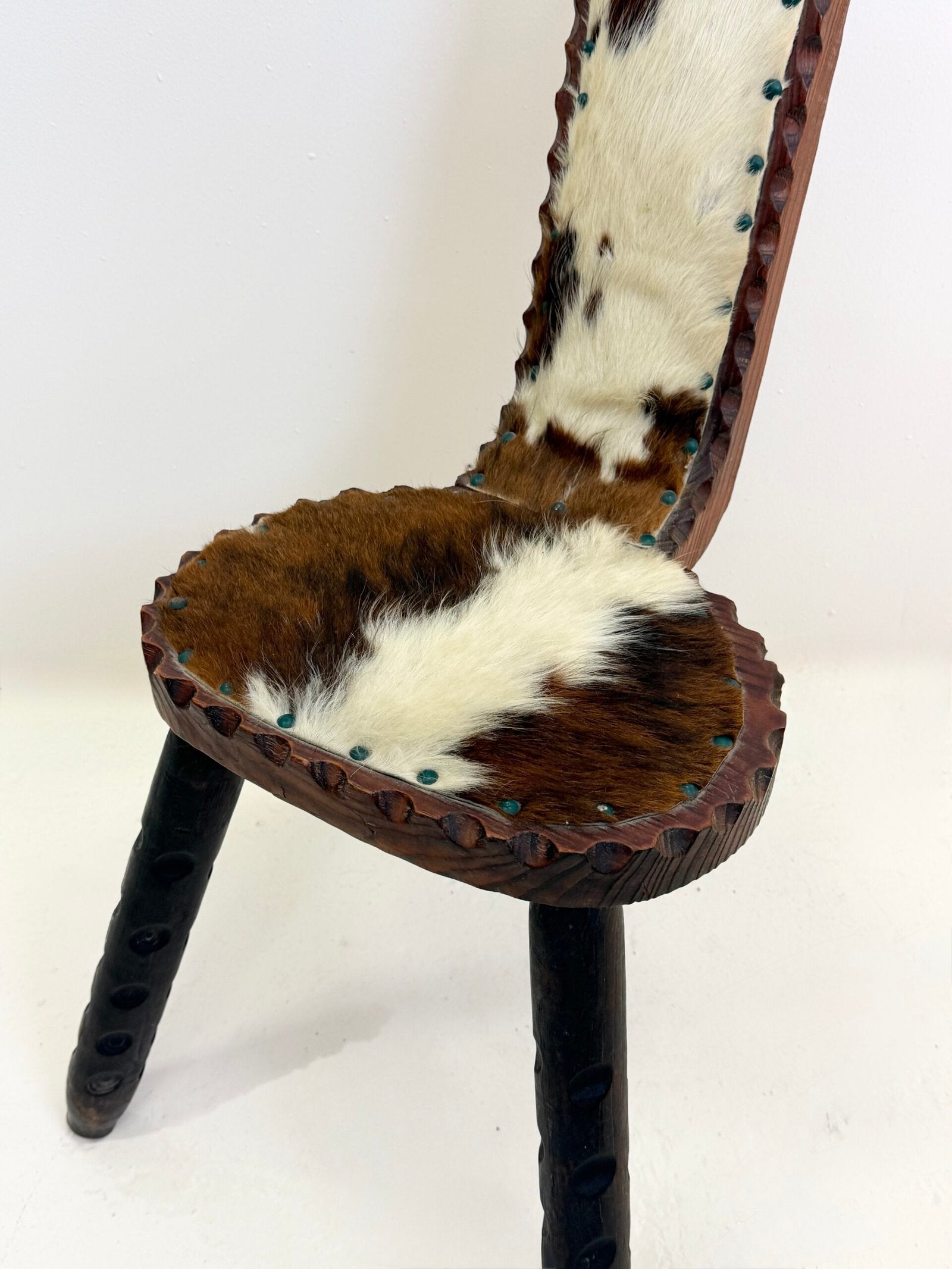 CHAISE SCULPTÉE EN BOIS ET PEAU — 1950–1970
