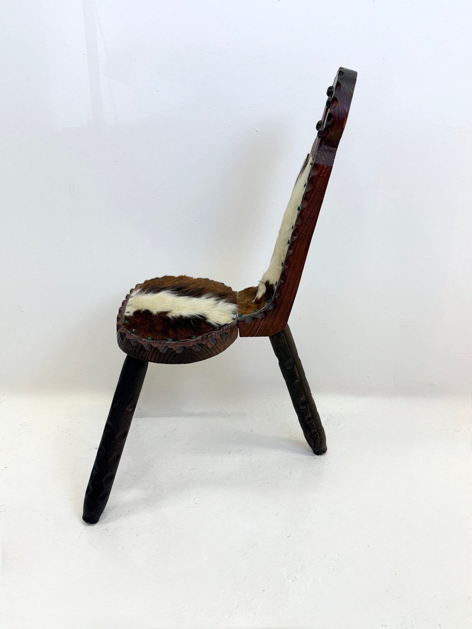 CHAISE SCULPTÉE EN BOIS ET PEAU — 1950–1970