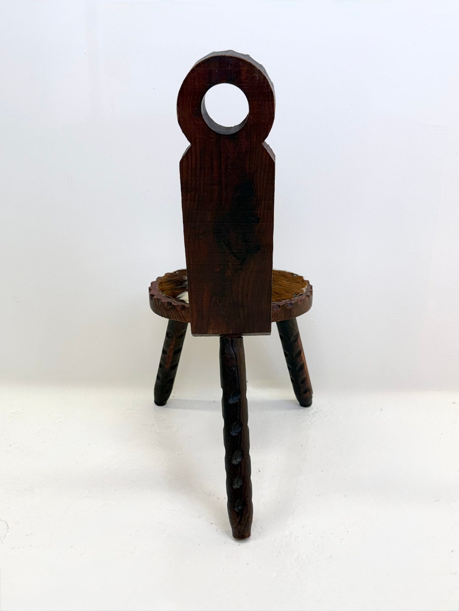 CHAISE SCULPTÉE EN BOIS ET PEAU — 1950–1970
