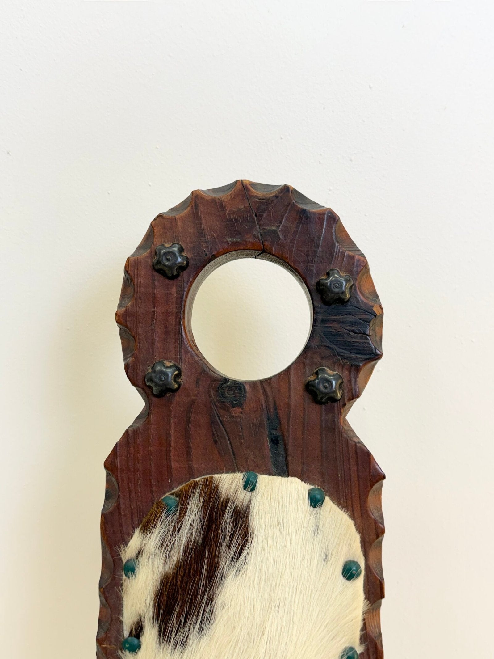CHAISE SCULPTÉE EN BOIS ET PEAU — 1950–1970