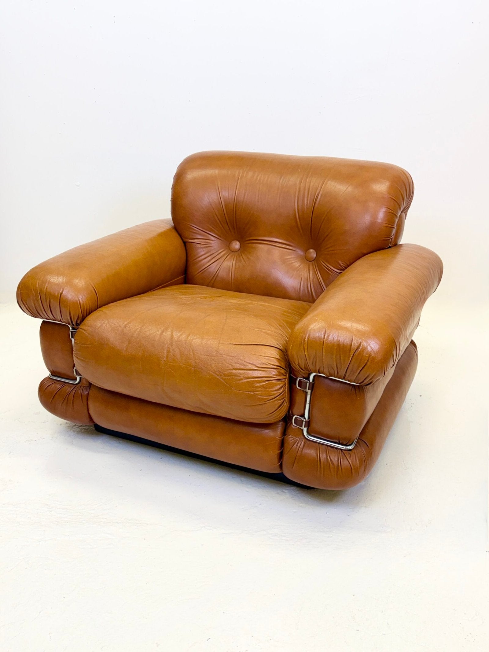 FAUTEUIL "POMPON" CUIR, ITALY 1970s