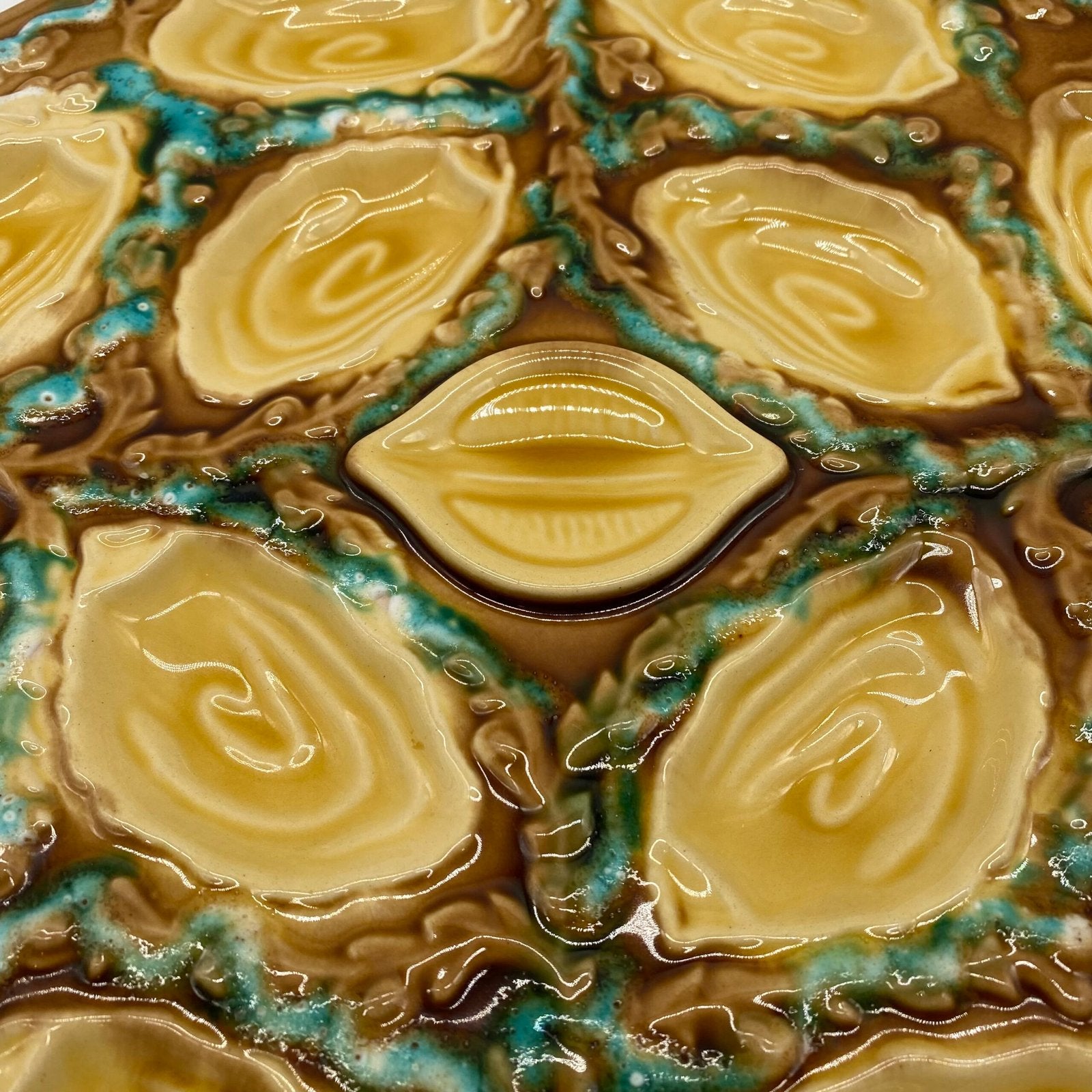GRAND PLAT "BLUE & YELLOW" EN BARBOTINE - 1950s