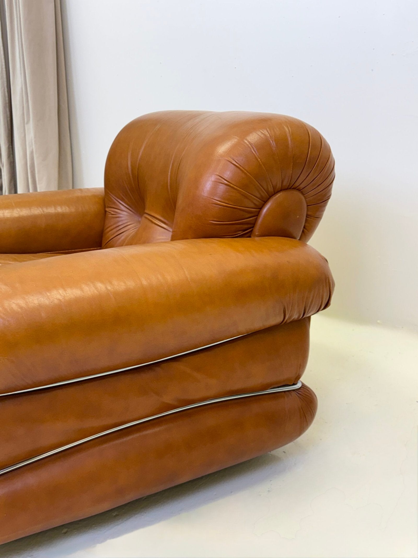 FAUTEUIL "POMPON" CUIR, ITALY 1970s