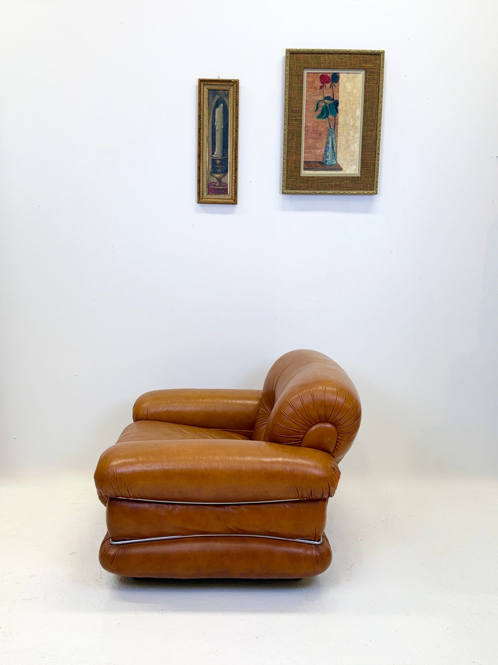 FAUTEUIL "POMPON" CUIR, ITALY 1970s