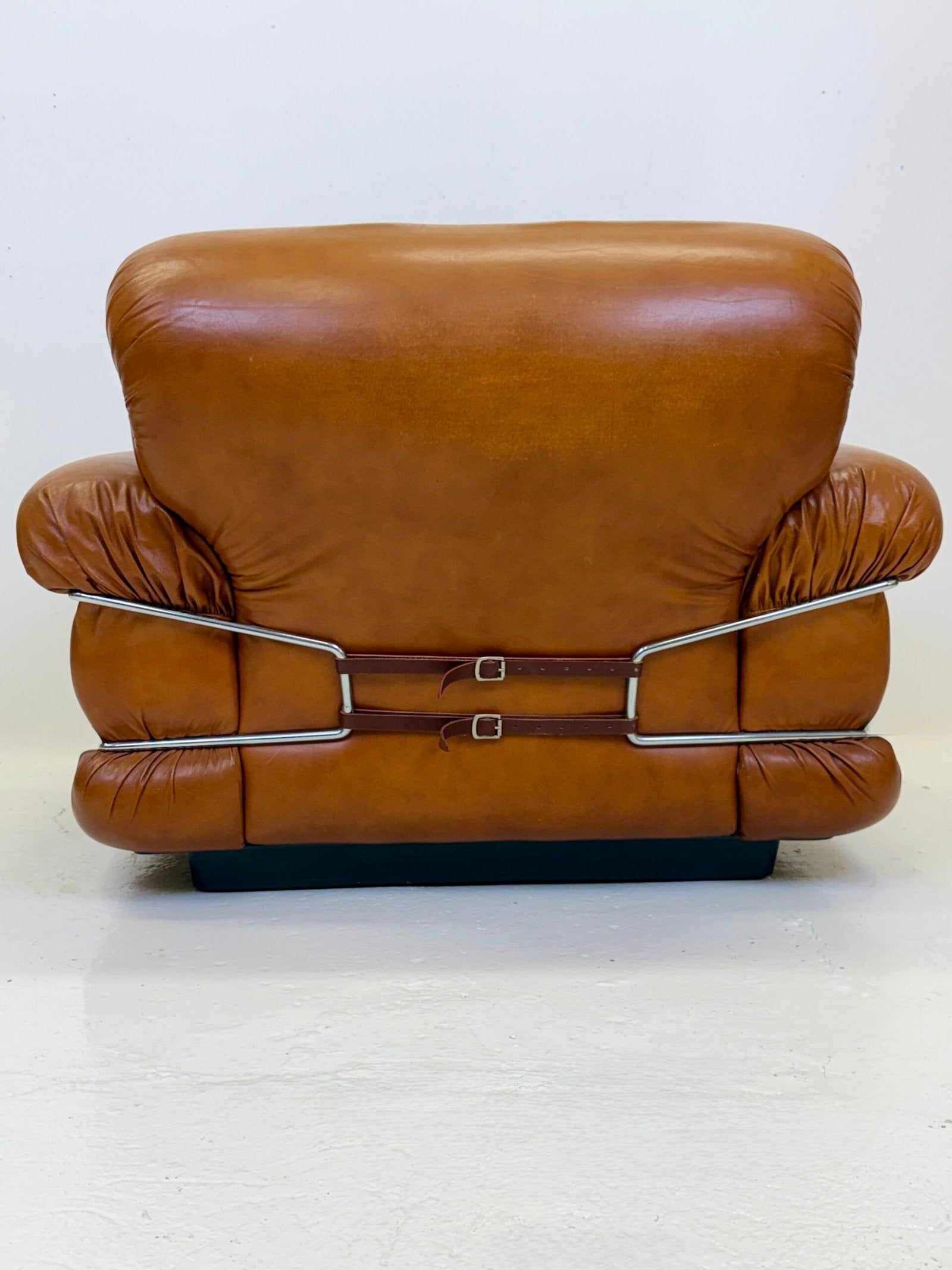FAUTEUIL "POMPON" CUIR, ITALY 1970s