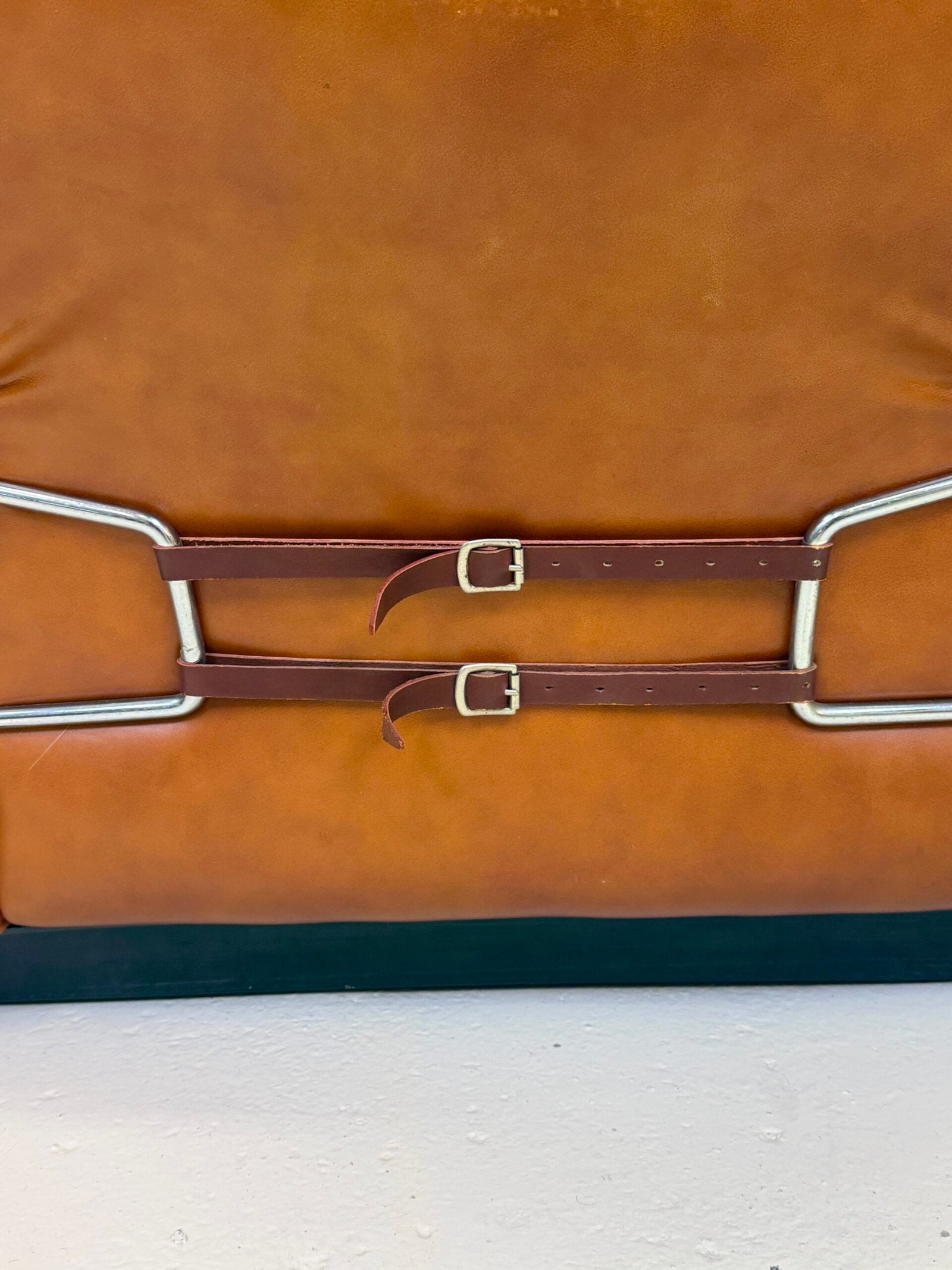 FAUTEUIL "POMPON" CUIR, ITALY 1970s