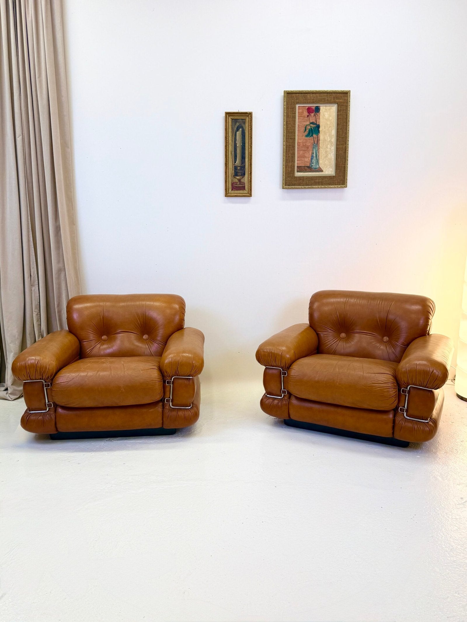 FAUTEUIL "POMPON" CUIR, ITALY 1970s