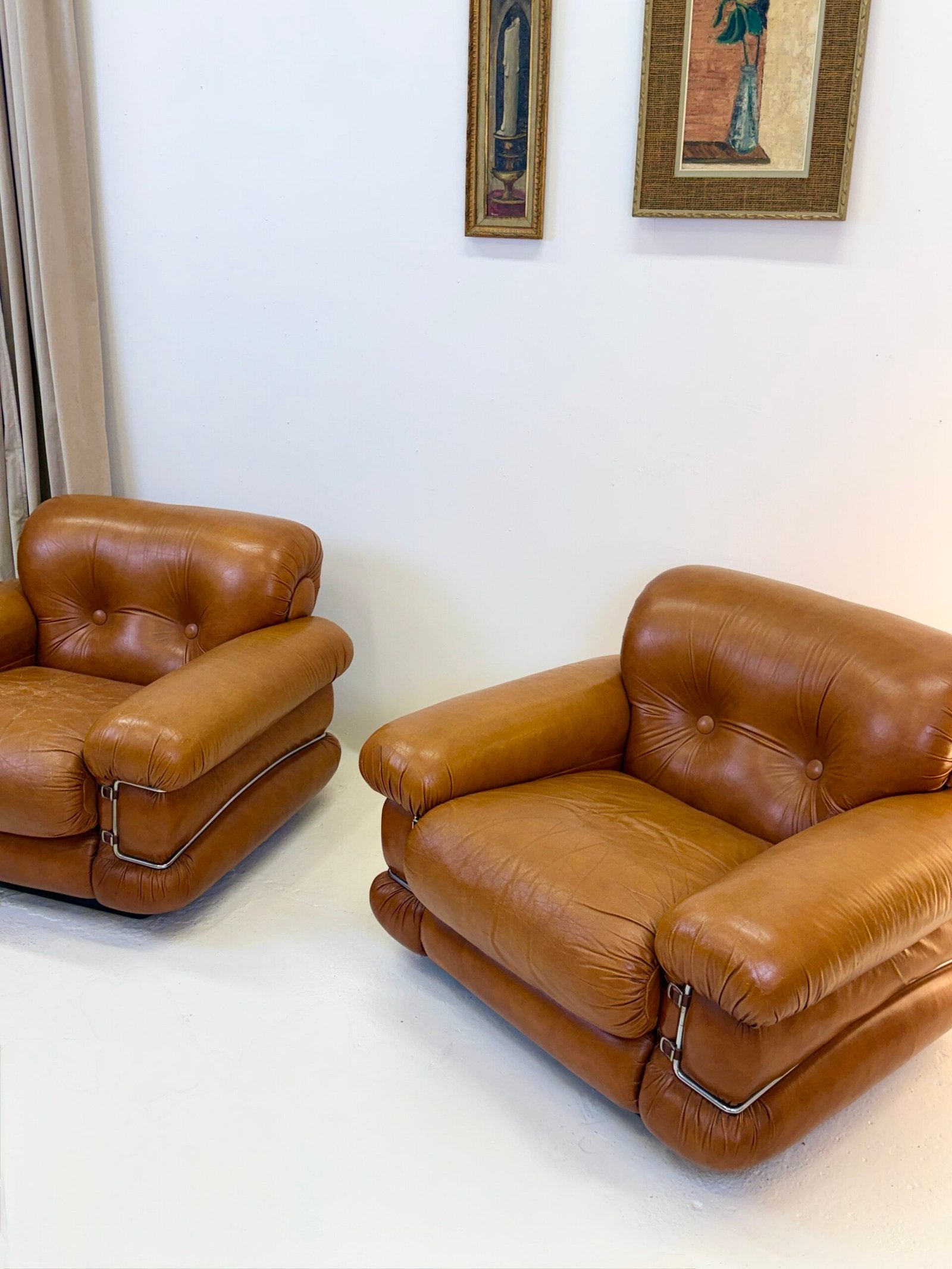 FAUTEUIL "POMPON" CUIR, ITALY 1970s