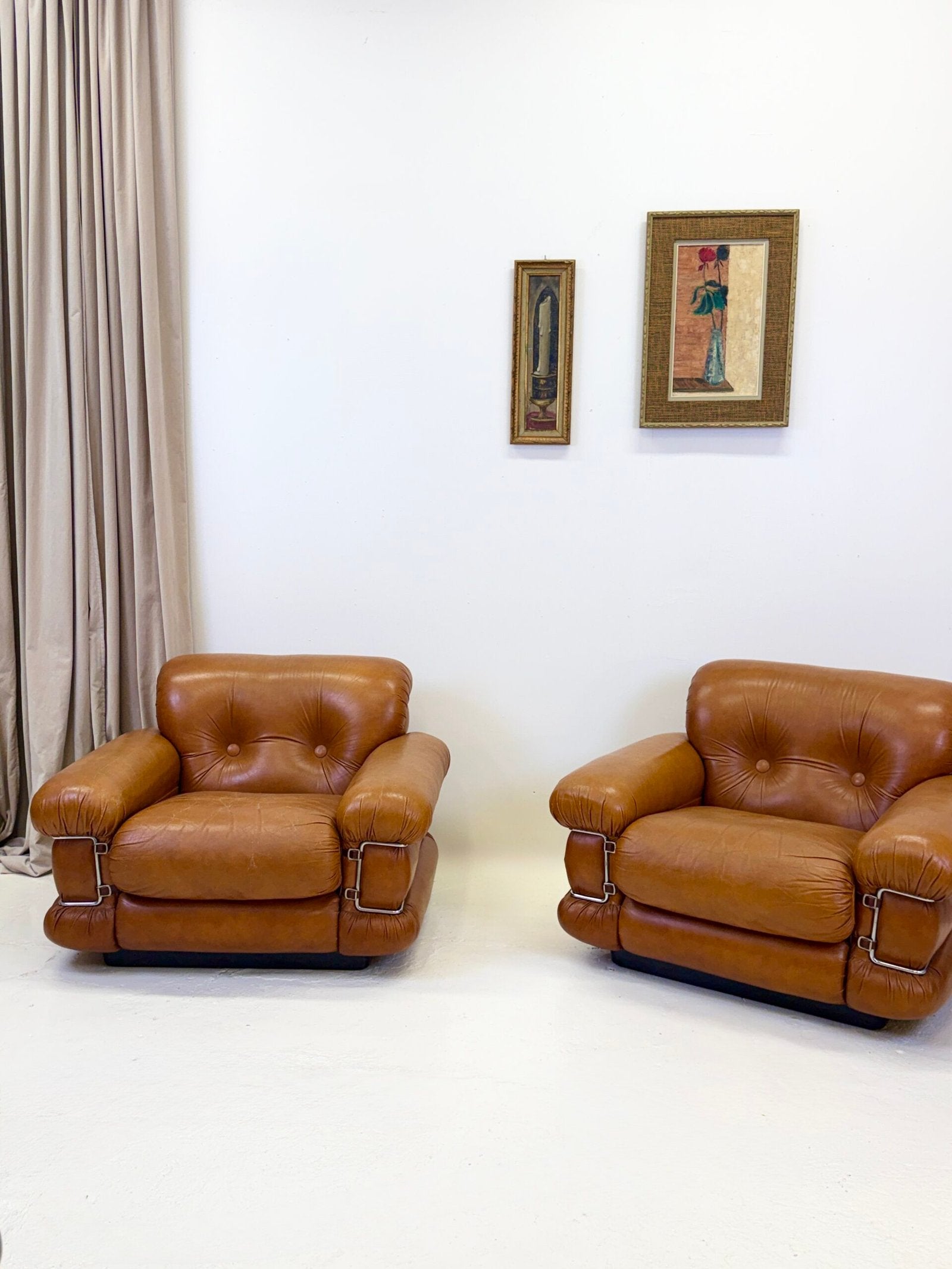 FAUTEUIL "POMPON" CUIR, ITALY 1970s