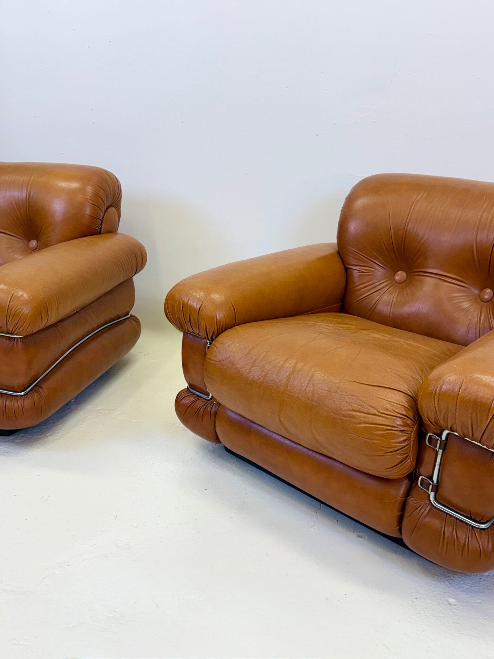 FAUTEUIL "POMPON" CUIR, ITALY 1970s