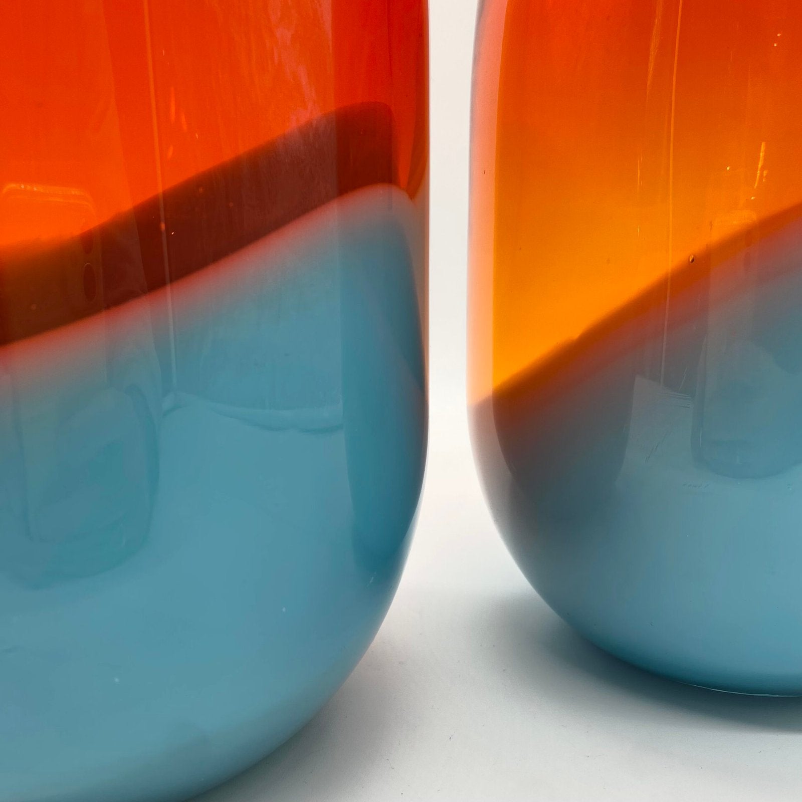 DUO DE GRANDS VASES "PILLS" VERRE SOUFFLÉ – SCANDINAVE, 1990s