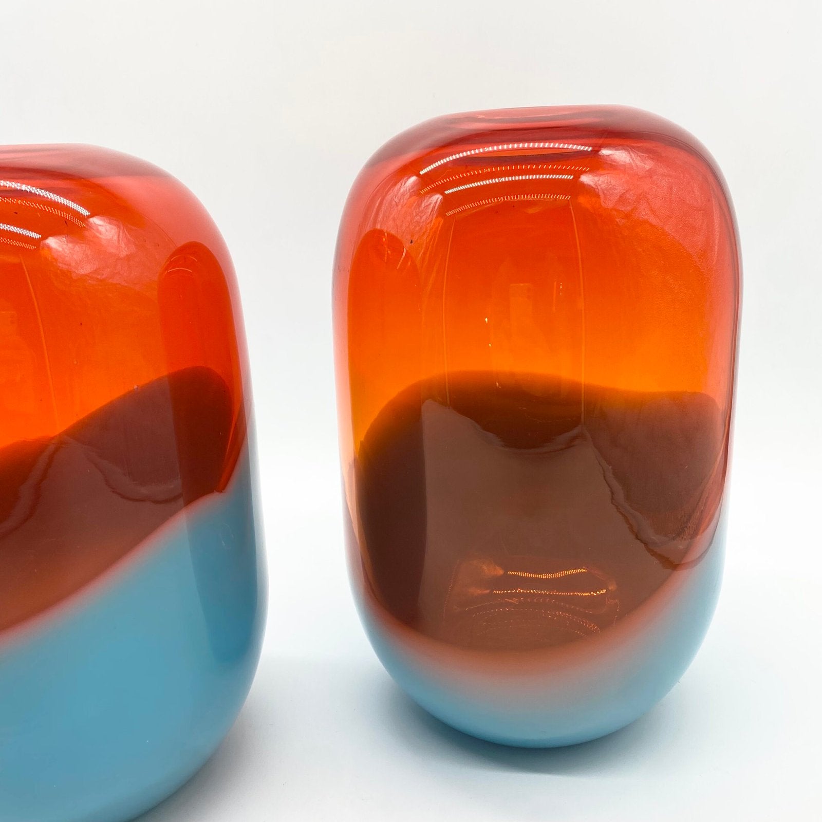 DUO DE GRANDS VASES "PILLS" VERRE SOUFFLÉ – SCANDINAVE, 1990s