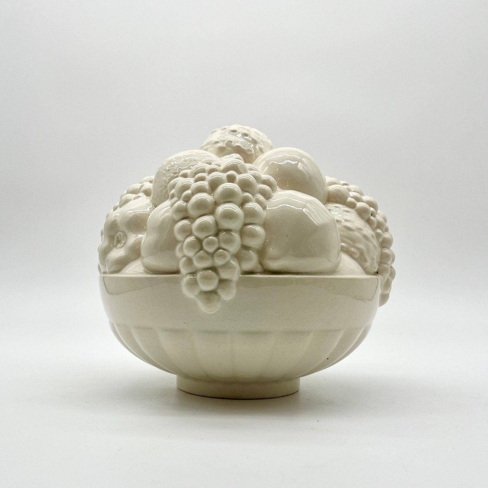 CENTRE DE TABLE “CORBEILLE DE FRUITS" - SARREGUEMINES, 1950s