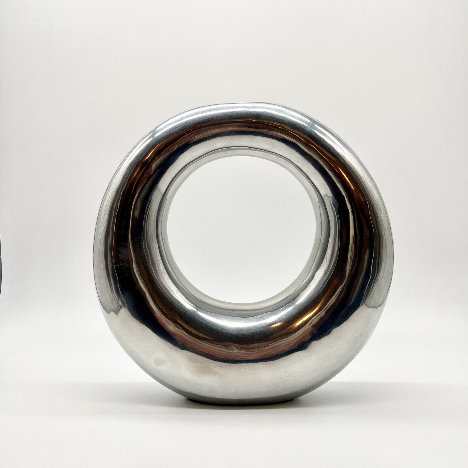 VASE « DONUT » XXL / FONTE D’ALUMINIUM POLI – 1980s