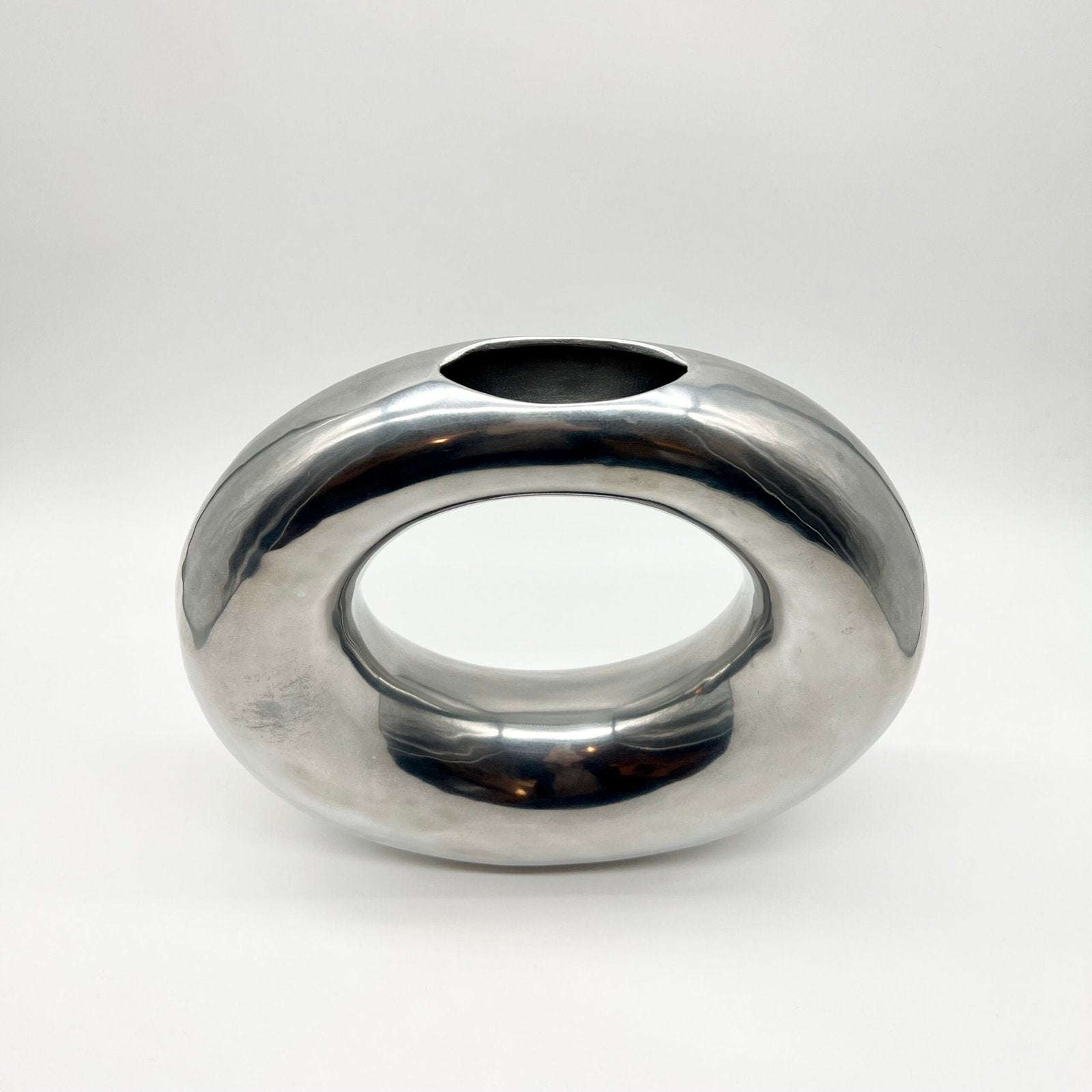 VASE « DONUT » XXL / FONTE D’ALUMINIUM POLI – 1980s