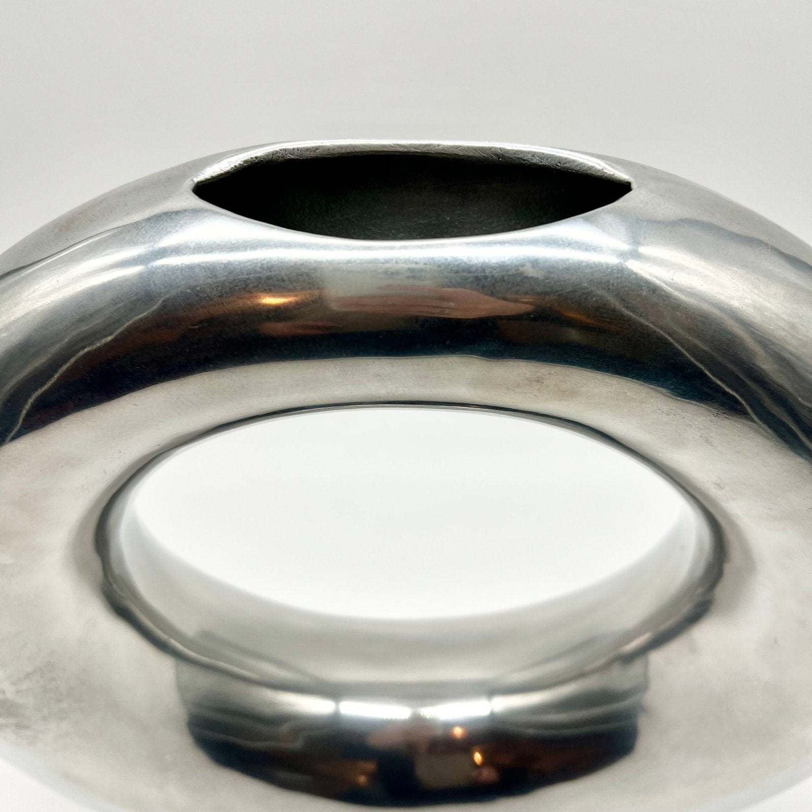 VASE « DONUT » XXL / FONTE D’ALUMINIUM POLI – 1980s