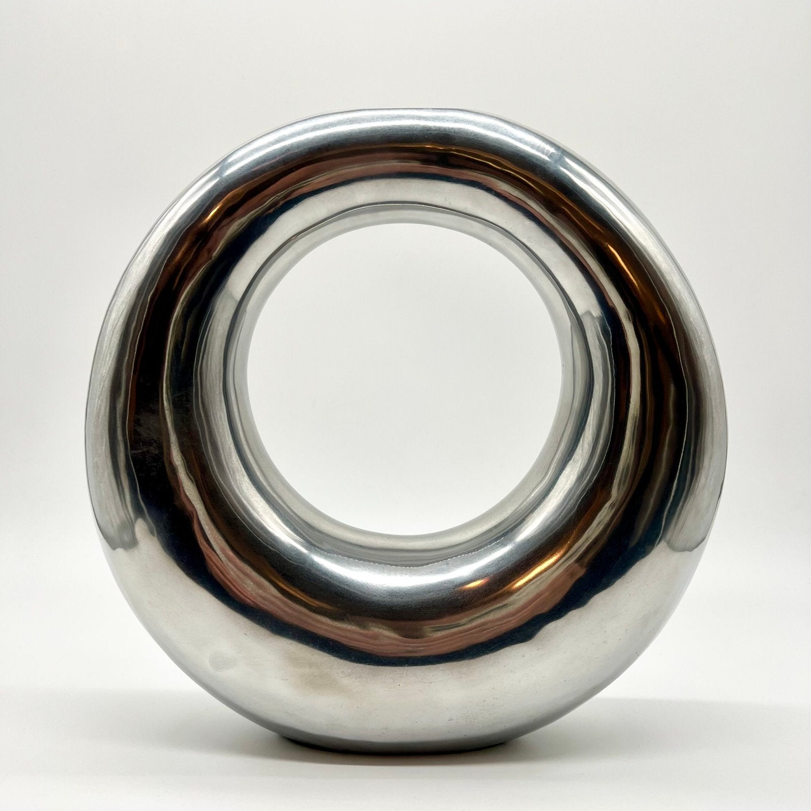 VASE « DONUT » XXL / FONTE D’ALUMINIUM POLI – 1980s