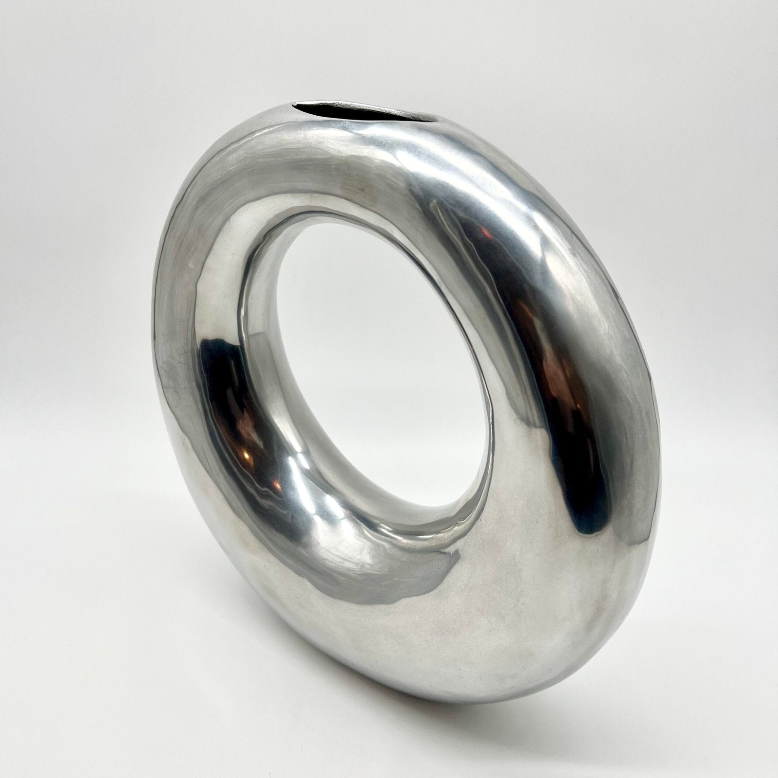 VASE « DONUT » XXL / FONTE D’ALUMINIUM POLI – 1980s